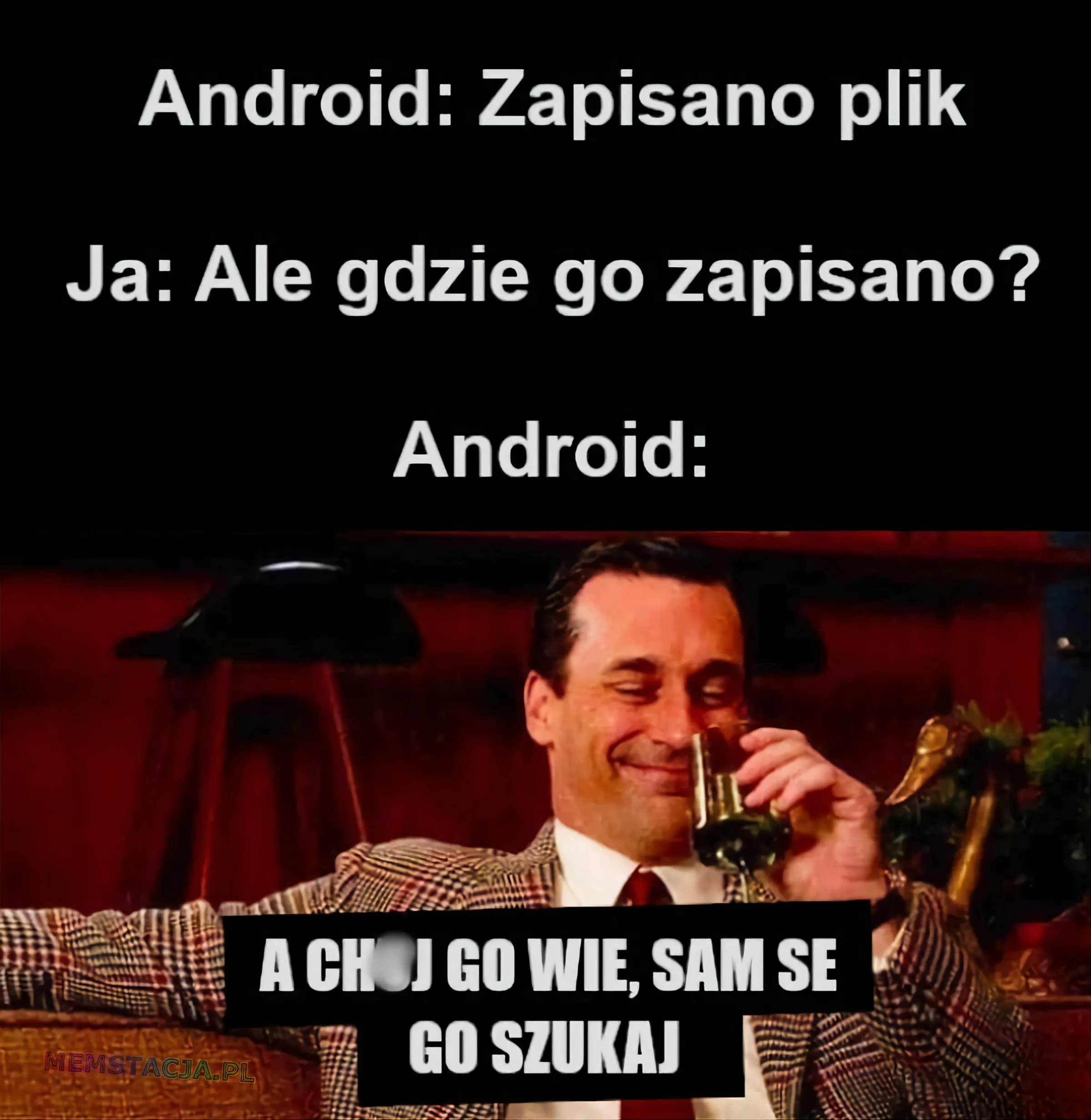 Mem z wyluzowanym i zadowolonym mężczyzną, który siedzi na kanapie. 'Android: Zapisano plik; Ja: Ale gdzie go zapisano?; Android: A ch*j go wie, sam se go szukaj'