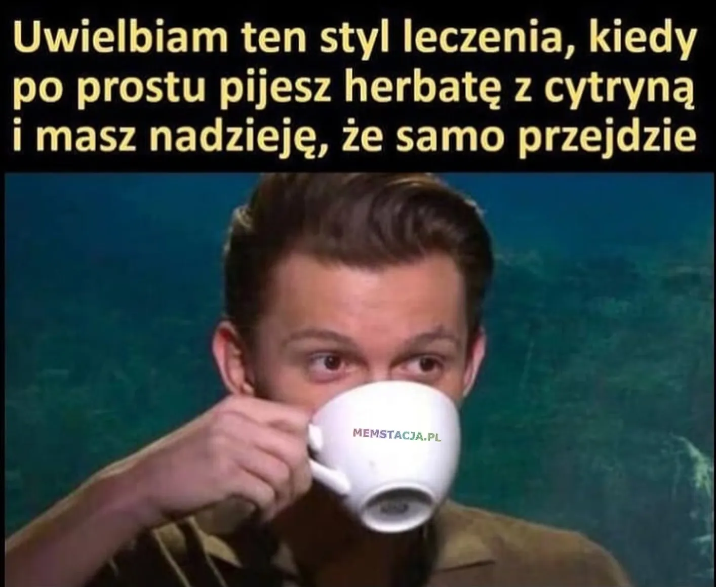 Uwielbiam ten styl leczenia, kiedy po prostu pijesz herbatę z cytryną i masz nadzieję, że samo przejdzie: Zdjęcie chłopaka pijącego z filiżanki.