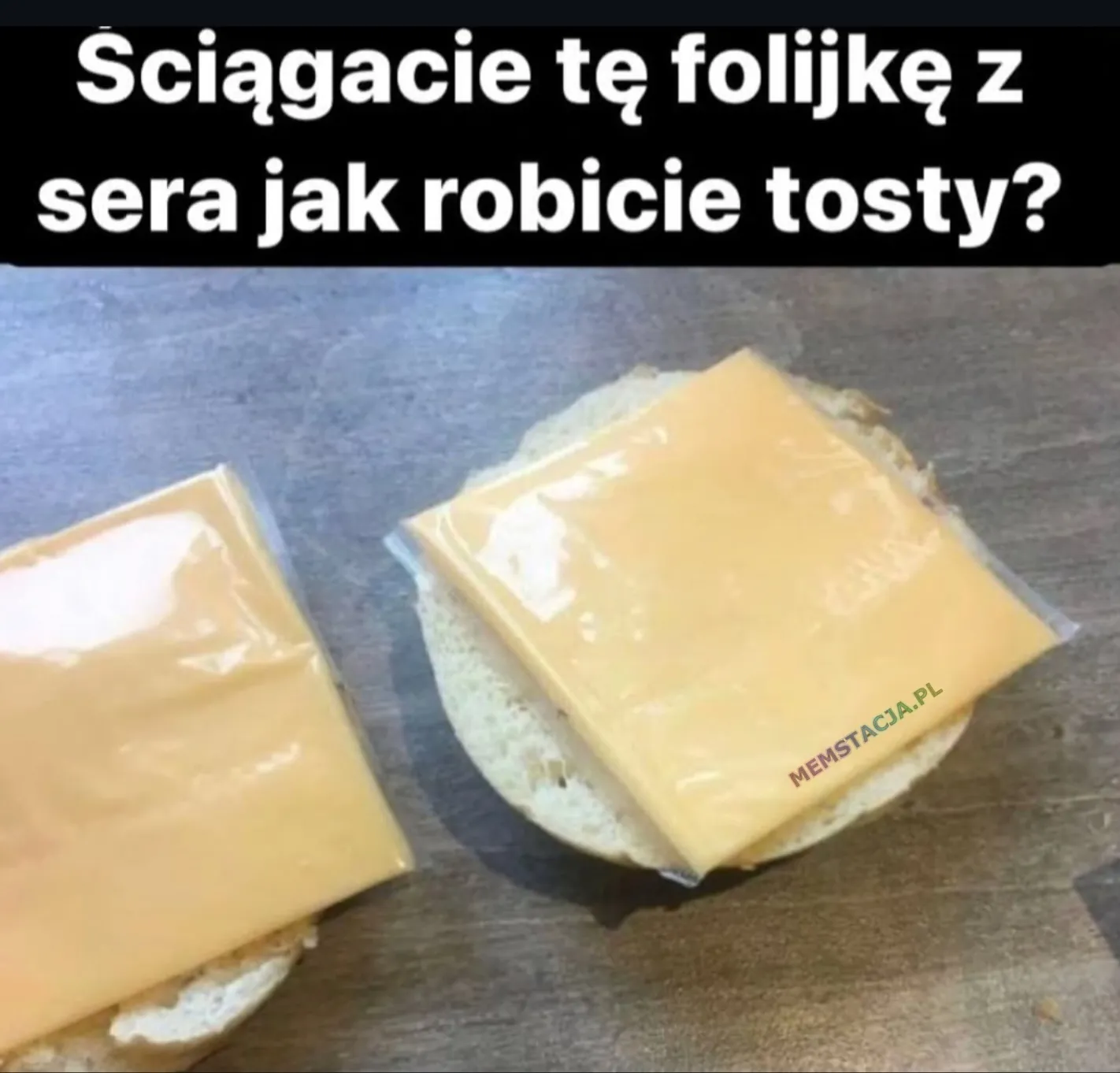 Mem o tytule: To tak trzeba? 馃槣 艢ci膮gacie t臋 folijk臋 z sera jak robicie tosty?: Zdj臋cie serka topionego w folii na pokrojonej bu艂ce.