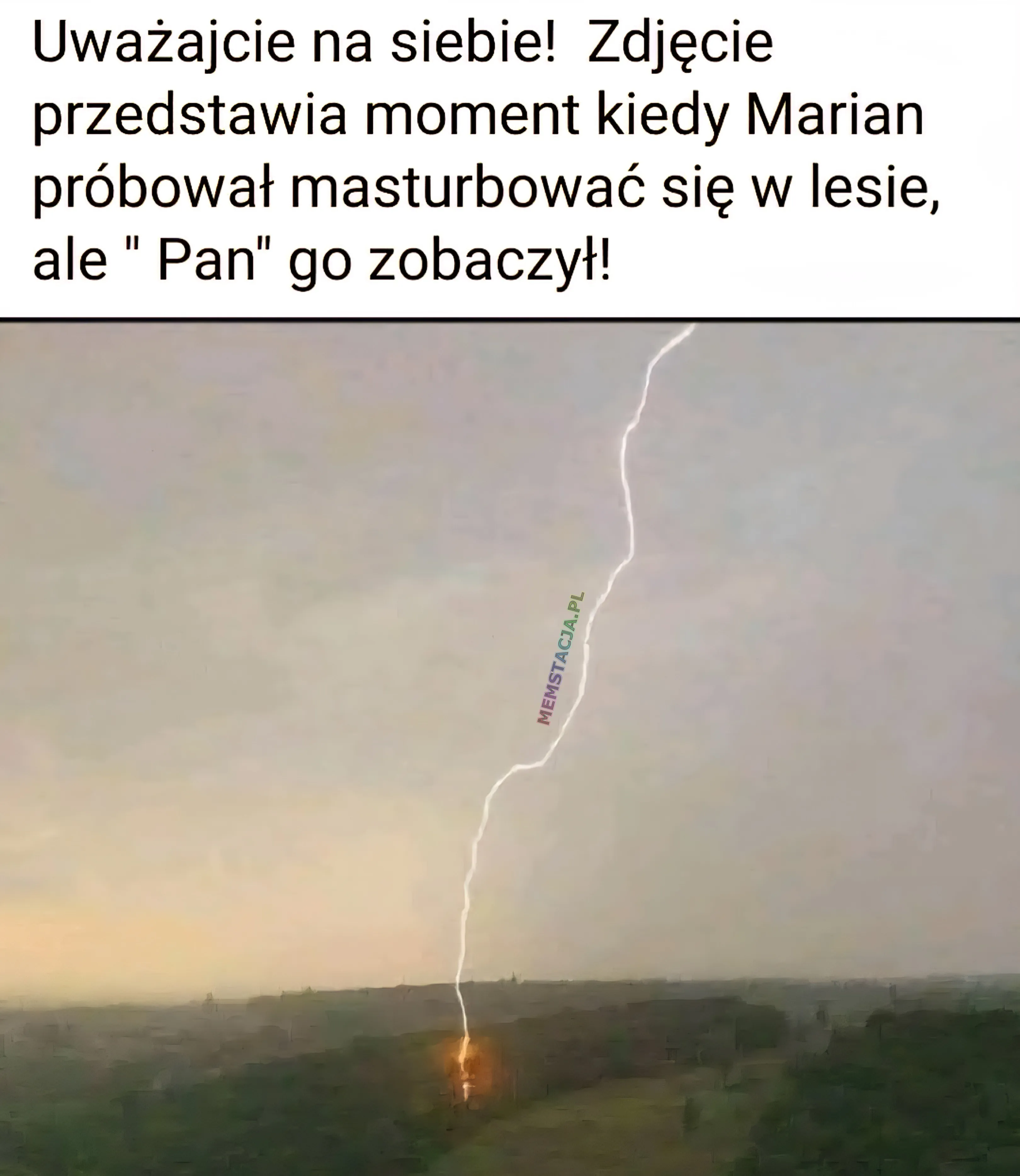 Mem o tytule: Niegrzeczny Marian 馃槺 Uwa偶ajcie na siebie! Zdj臋cie przedstawia moment kiedy Marian pr贸bowa艂 masturbowa膰 si臋 w lesie, ale "Pan" go zobaczy艂! Zdj臋cie pioruna, kt贸ry uderza w zalesiony teren.