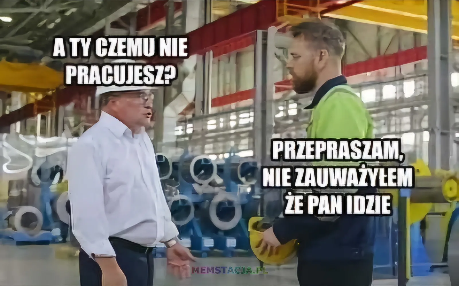 Zdjęcie szefa i pracownika. Szef: A Ty czemu nie pracujesz?; Pracownik: Przepraszam, nie zauważyłem, że Pan idzie