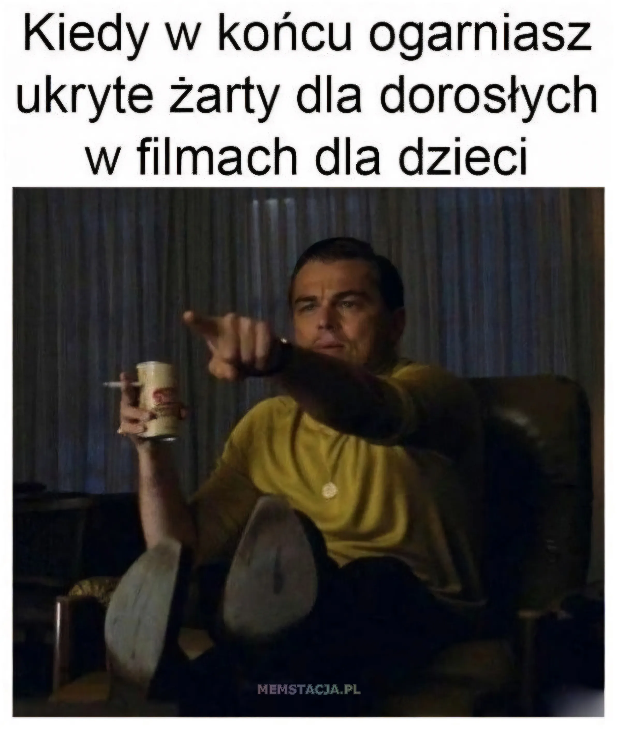 Kiedy w końcu ogarniasz ukryte żarty dla dorosłych w filmach dla dzieci: Zdjęcie mężczyzny, który energicznie wskazuje palcem w stronę ekranu telewizora.