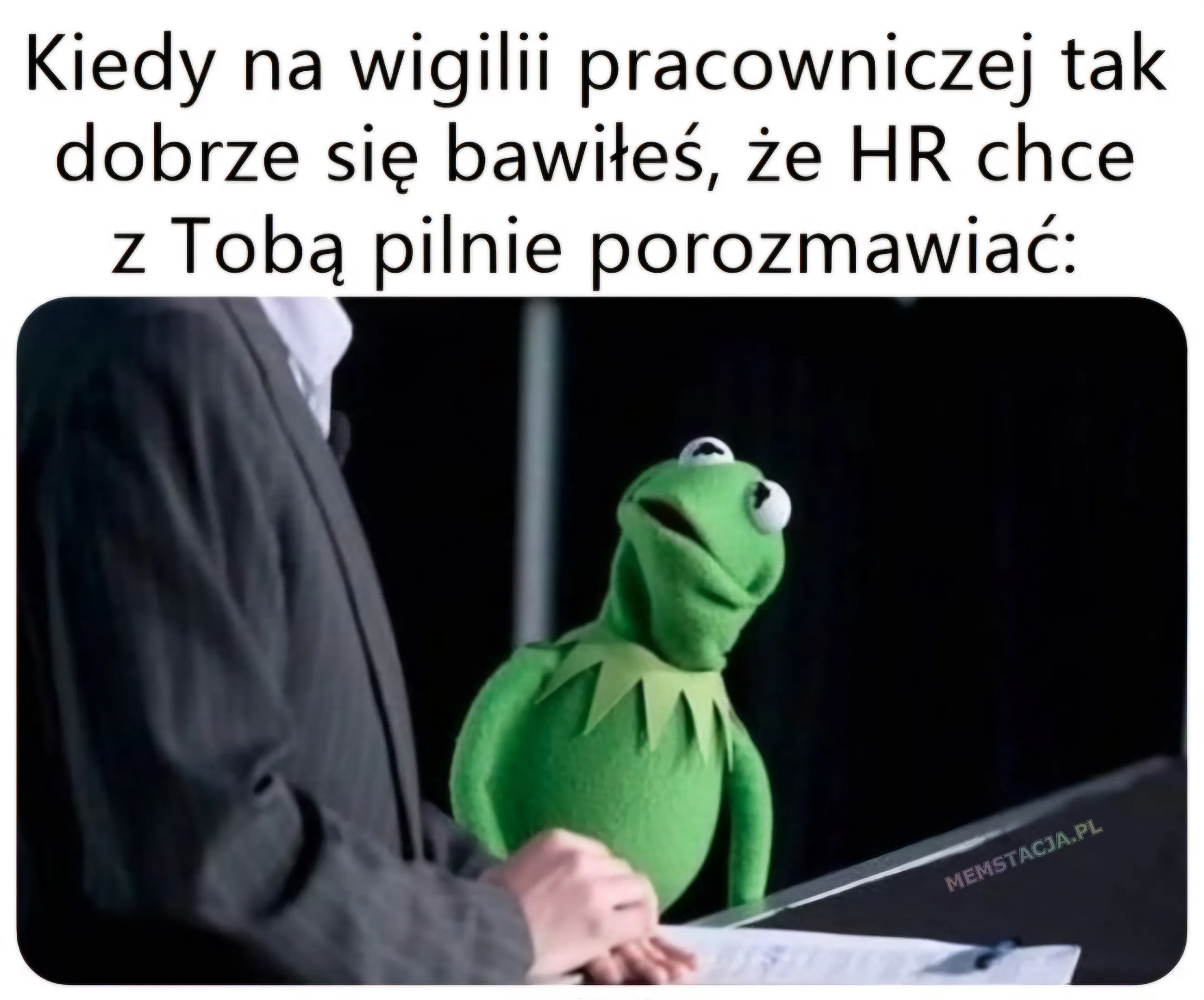 Kiedy na wigilii pracowniczej tak dobrze się bawiłeś, że HR chce z Tobą pilnie porozmawiać: Zdjęcie z mapetem, który rozmawia z mężczyzną w garniturze