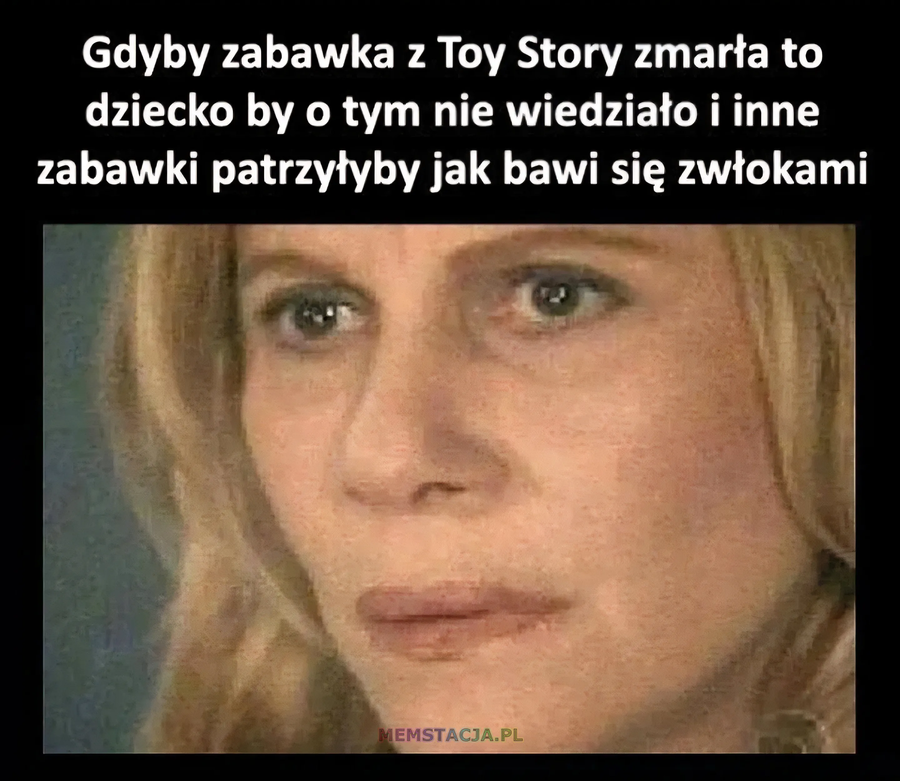 Mem o tytule: Zabawka z Toy Story 馃槺 Gdyby zabawka z Toy Story zmar艂a to dziecko by o tym nie wiedzia艂o i inne zabawki patrzy艂yby jak bawi si臋 zw艂okami: Twarz zdziwionej i mocno zamy艣lonej kobiety.