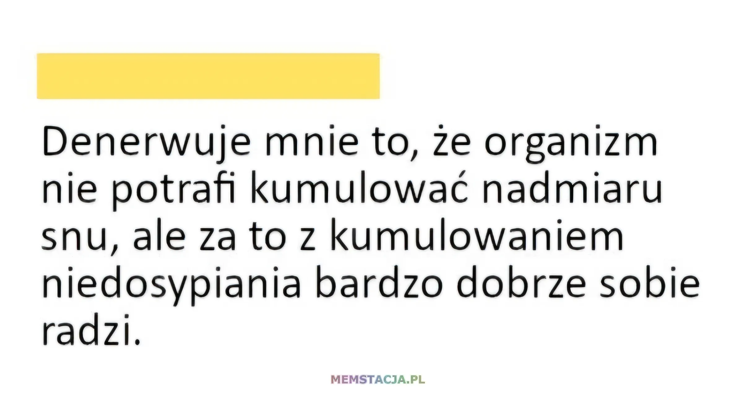 Screenshot wpisu na social media: Denerwuje mnie to, że organizm nie potrafi kumulować nadmiaru snu, ale za to z kulowaniem niedosypiania bardzo dobrze sobie radzi.