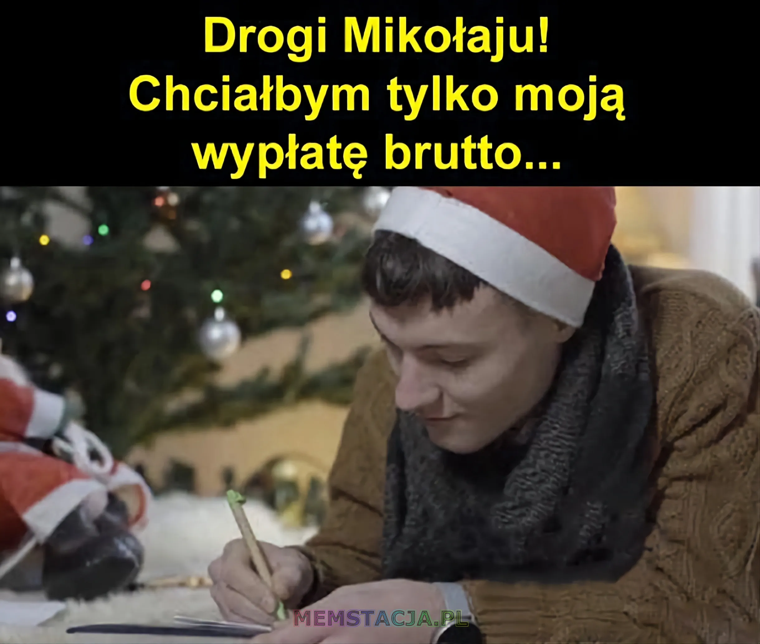 Mem z postacią pisząca list w czapce Mikołaja: 'Drogi Mikołaju! Chciałbym tylko moją wypłatę brutto...'