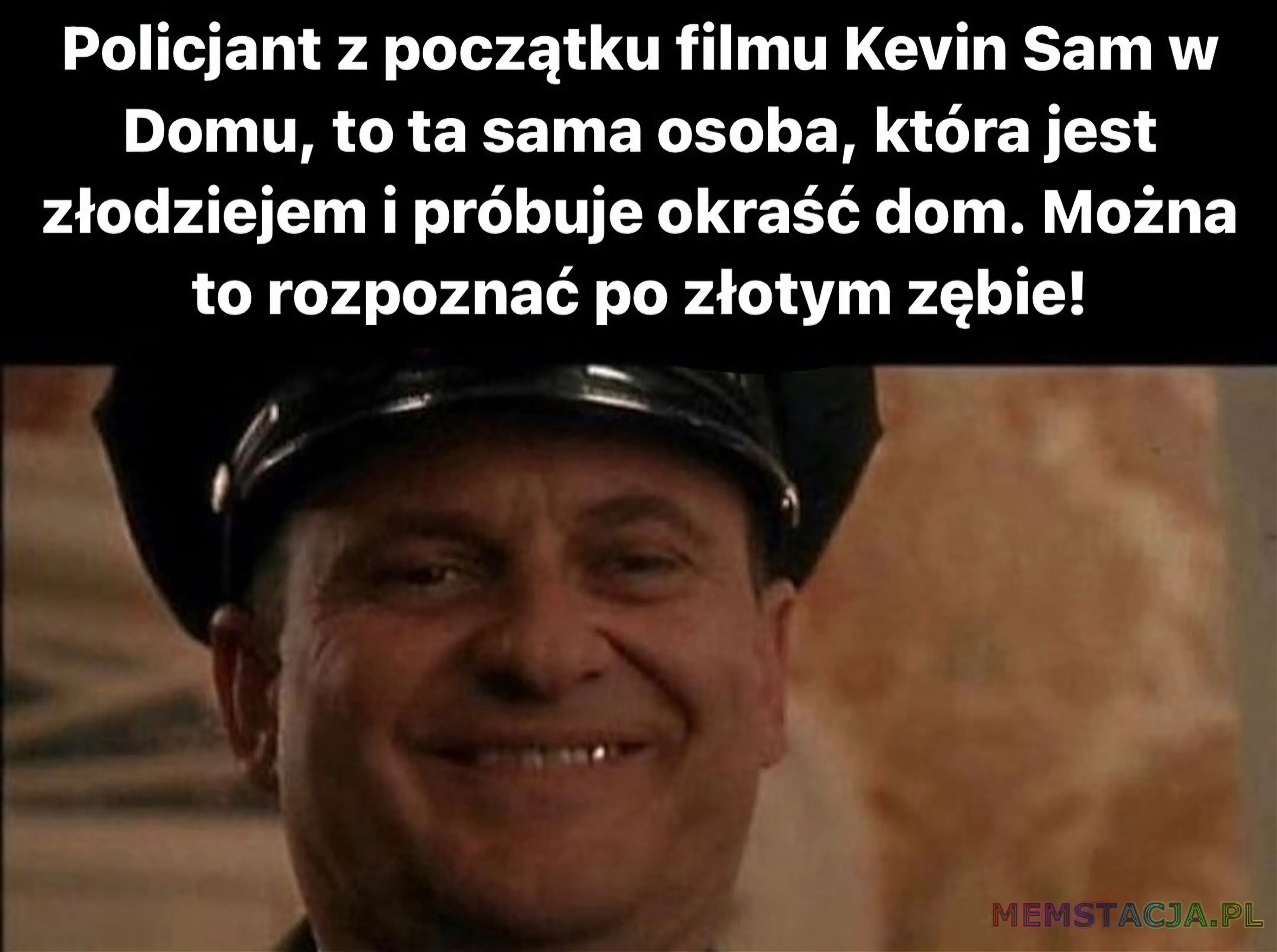 Mem przedstawiający postać Policjanta: 'Policjant z początku filmu Kevin Sam w Domu, to ta sama osoba, która jest złodziejem i próbuje okraść dom. Można to rozpoznać po złotym zębie!'