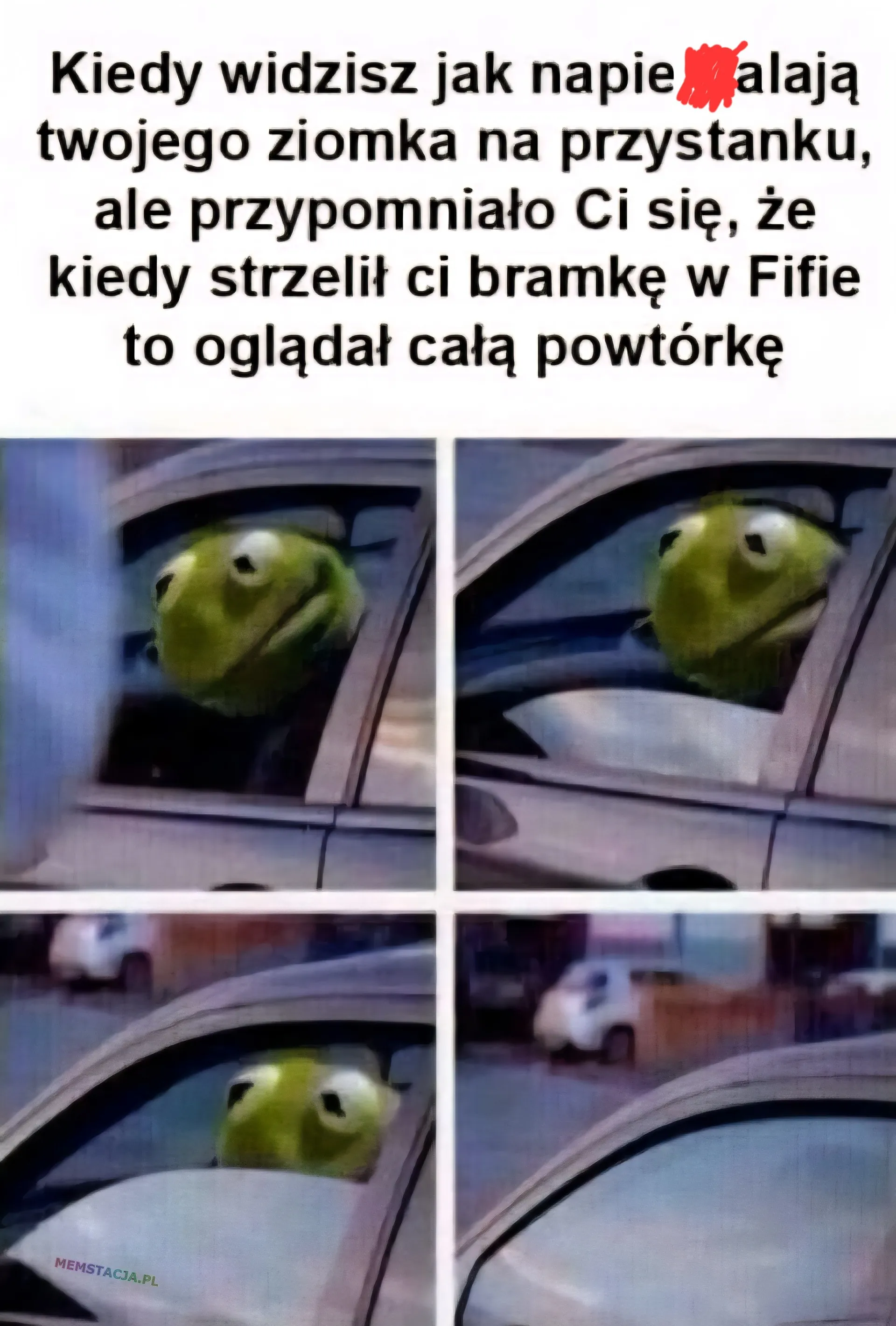 Mem o tytule: Kiedy ziomek nie zasłużył na pomoc 🙅♂️ Kiedy widzisz jak napie**alają twojego ziomka na przystanku, ale przypomniało Ci się, że kiedy strzelił ci bramkę w Fifie to oglądał całą powtórkę: Mapet zamykający powoli szybę w aucie.
