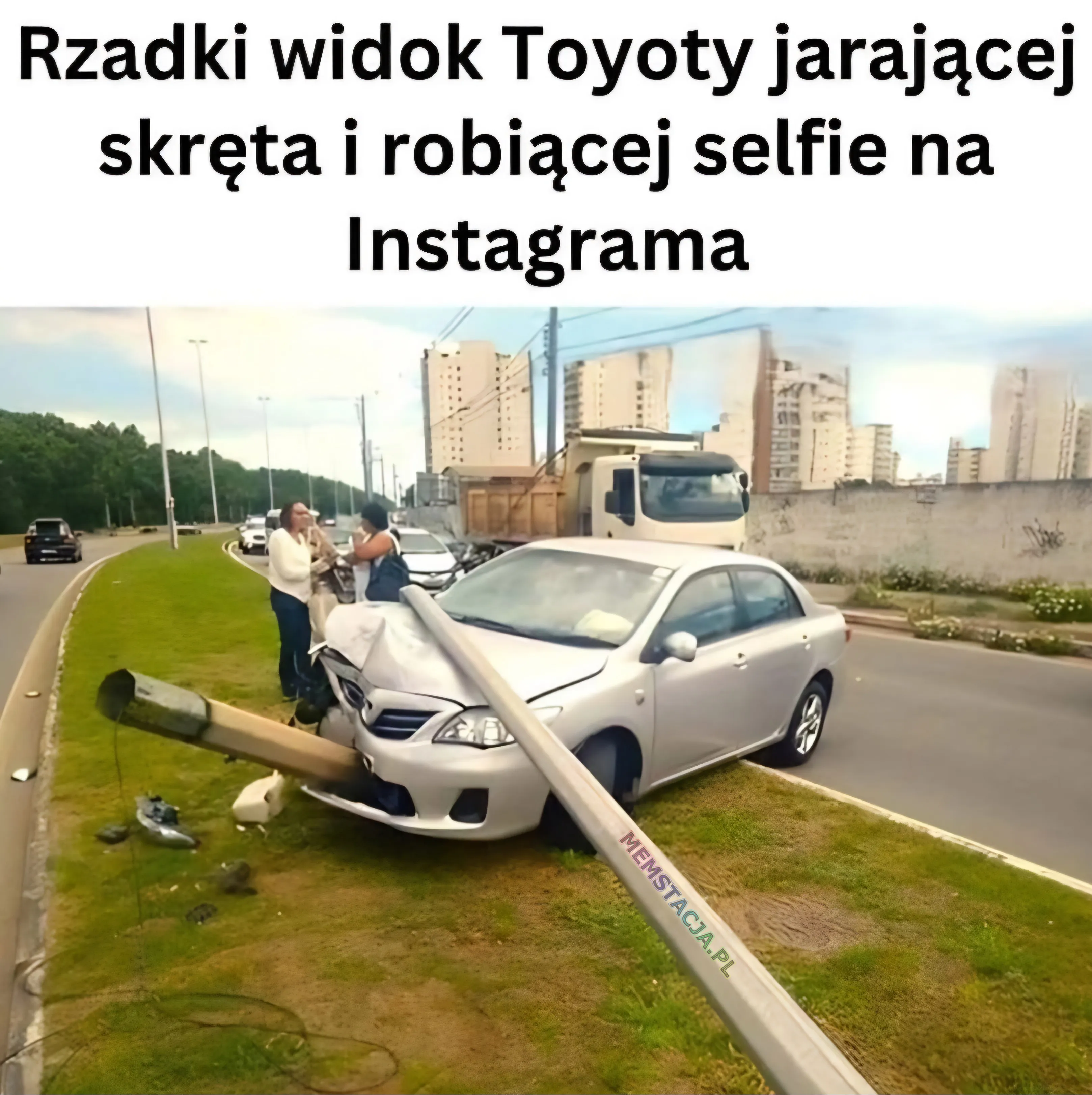 Rzadki widok Toyoty jarającej skręta i robiącej selfie na Instagrama: Zdjęcie samochodu, który uczestniczył w wypadku i zderzył się ze słupami od latarni