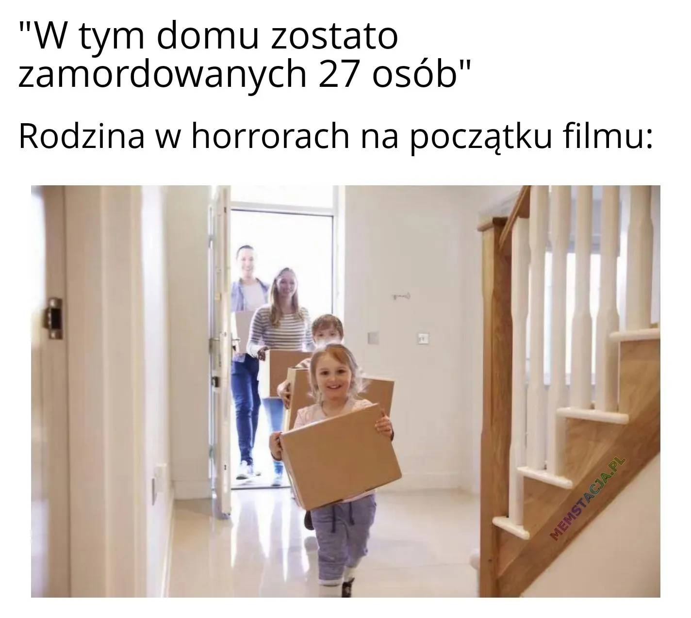 Mem o tytule: Każdy początek filmu w horrorach 🫣 Meme z tekstem „W tym domu zostało zamordowanych 27 osób. Rodzina w horrorach na początku filmu:” oraz zdjęciem uśmiechniętej rodziny wchodzącej do nowego domu z kartonami, jakby nic się nie stało.