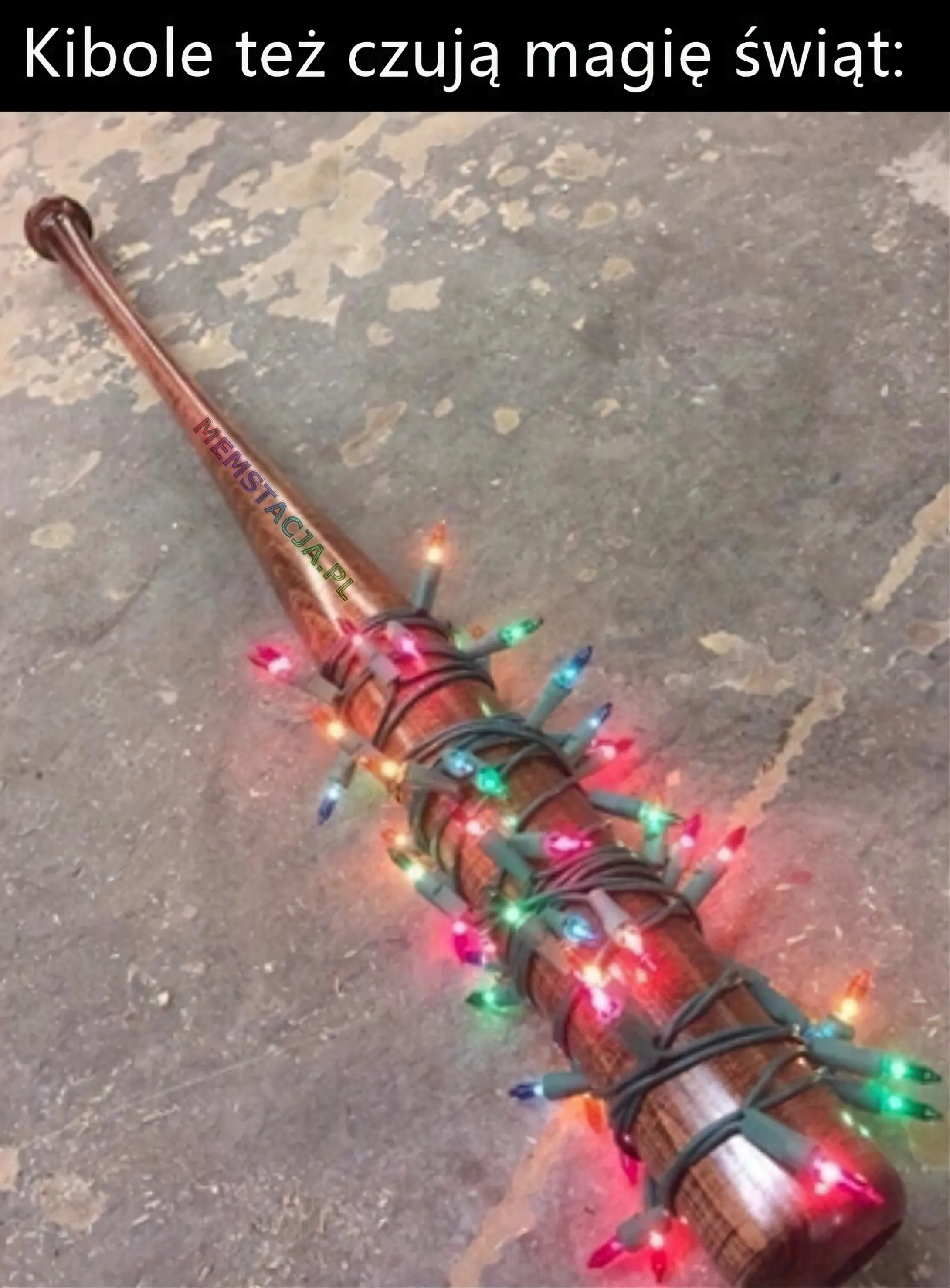 Mem przedstawiający drewniany kij bejsbolowy obwinięty w lampki choinkowe: 'Kibole też czują magię świąt'
