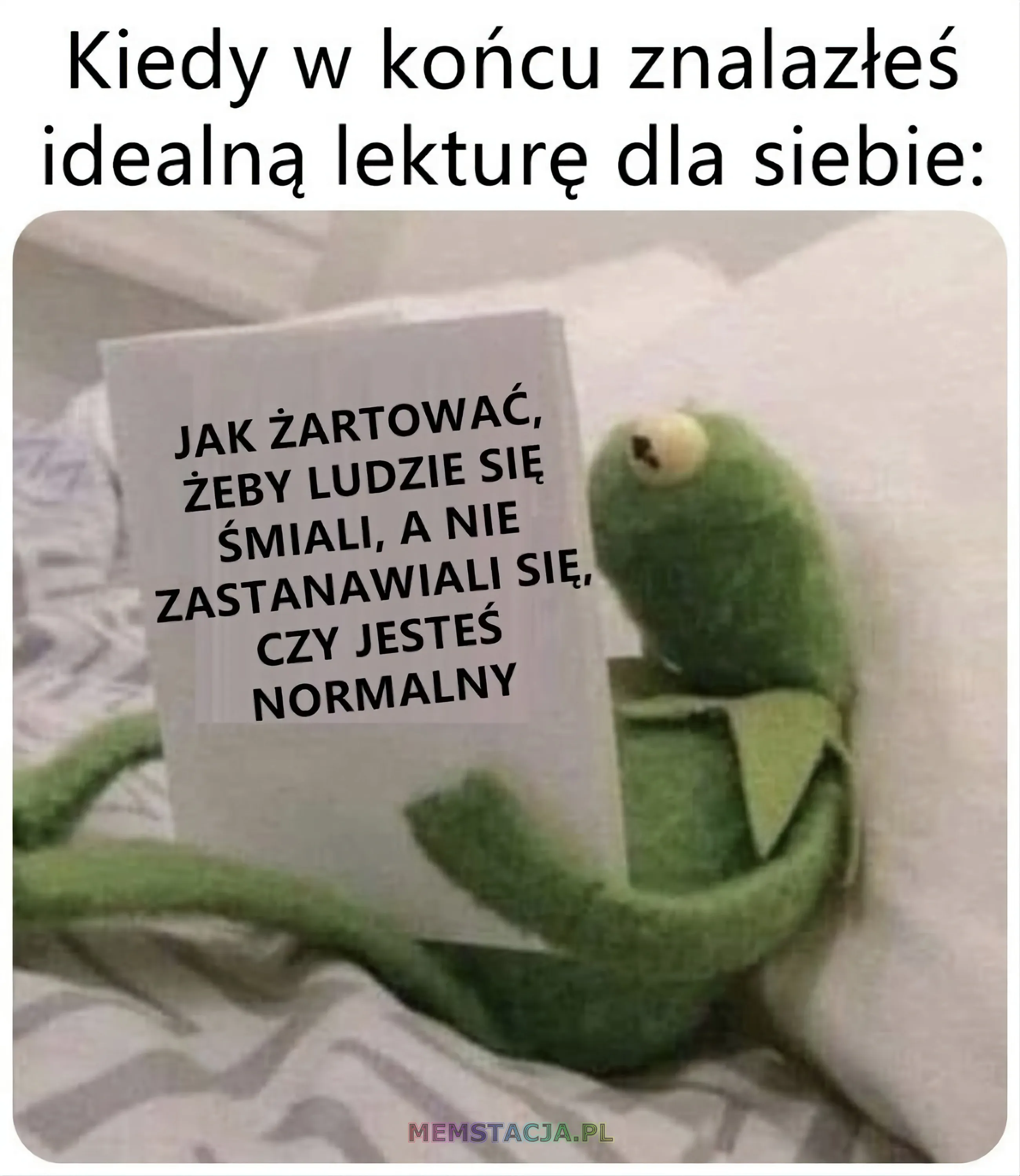 Mem przedstawiający postać siedząca na łóżku i czytająca książkę: 'Kiedy w końcu znalazłeś idealną lekturę dla siebie: Jak żartować, żeby ludzie się śmiali, a nie zastanawiali się, czy jesteś normalny'