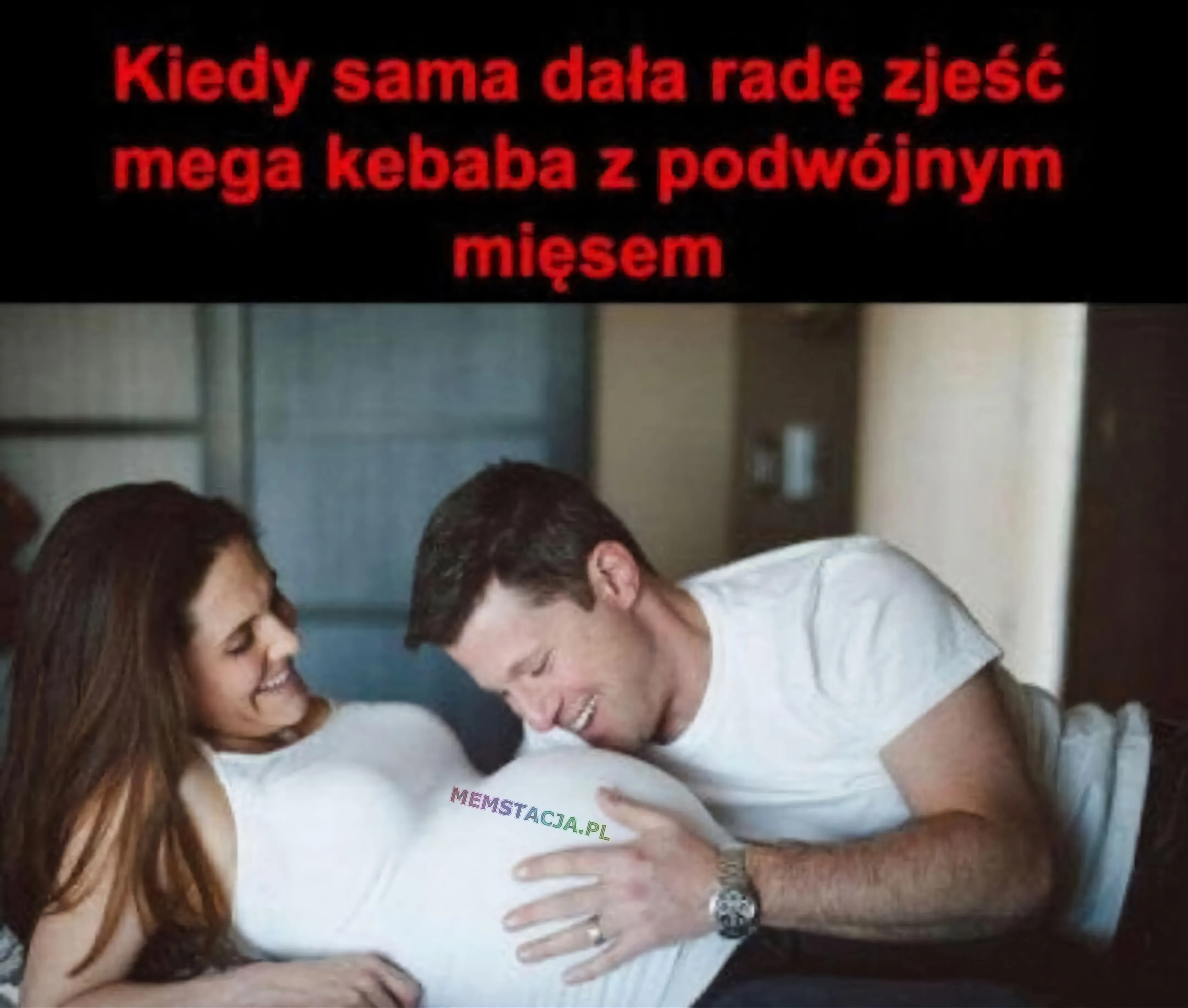Zdjęcie przedstawiające kobietę w ciąży i mężczyznę przytulającego się do brzucha: 'Kiedy sama dała radę zjeść mega kebaba z podwójnym mięsem'