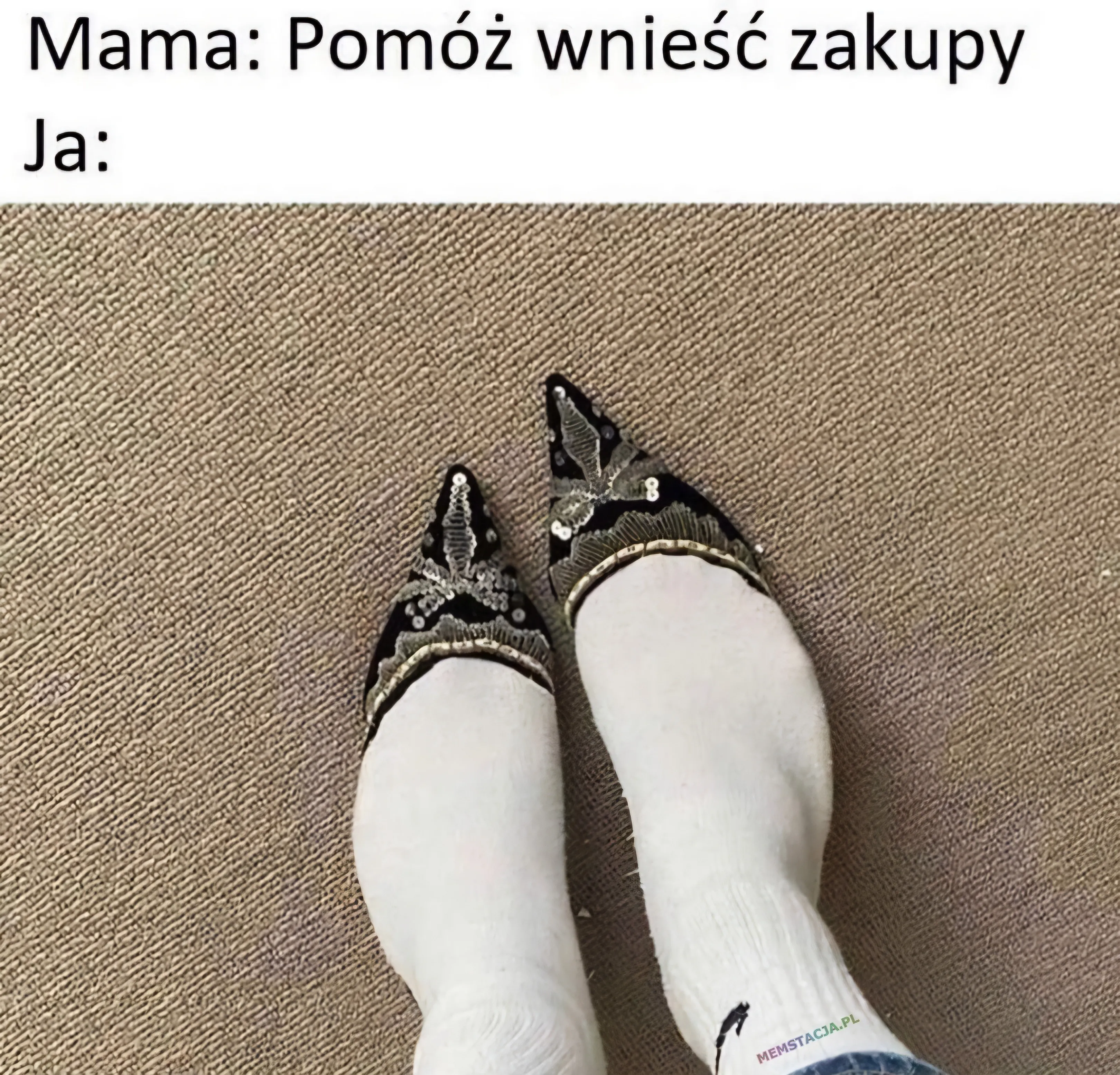 Mama: Pomóż wnieść zakupy; Ja: Zdjęcie męskich stóp w szpilkach