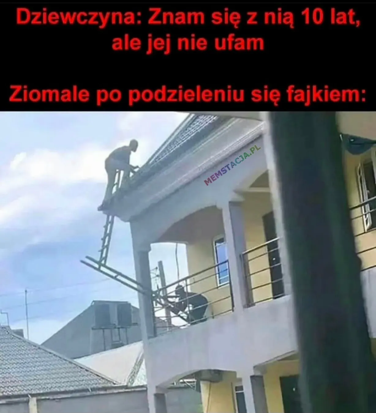 Zdjęcię dwóch mężczyzn, którzy sobie ufają przy pracach na dachu: 'Dziewczyna: Znam się z nią 10 lat ale jej nie ufam; Ziomale po podzieleniu się fajkiem'