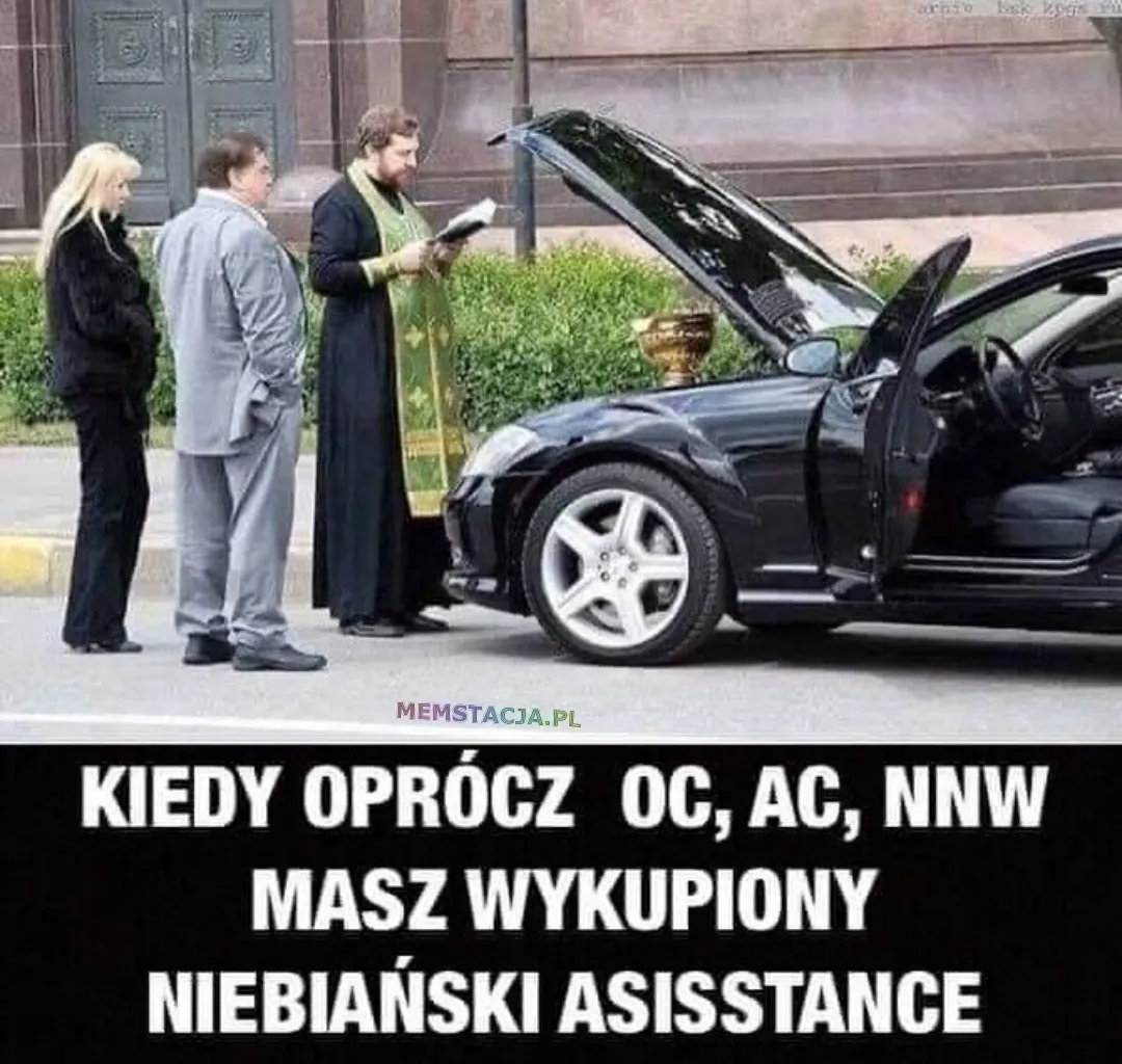 Zdjęcie księdza z wodą święconą przy samochodzie: 'Kiedy oprócz OC, AC, NNW masz wykupiony niebiański assistance'