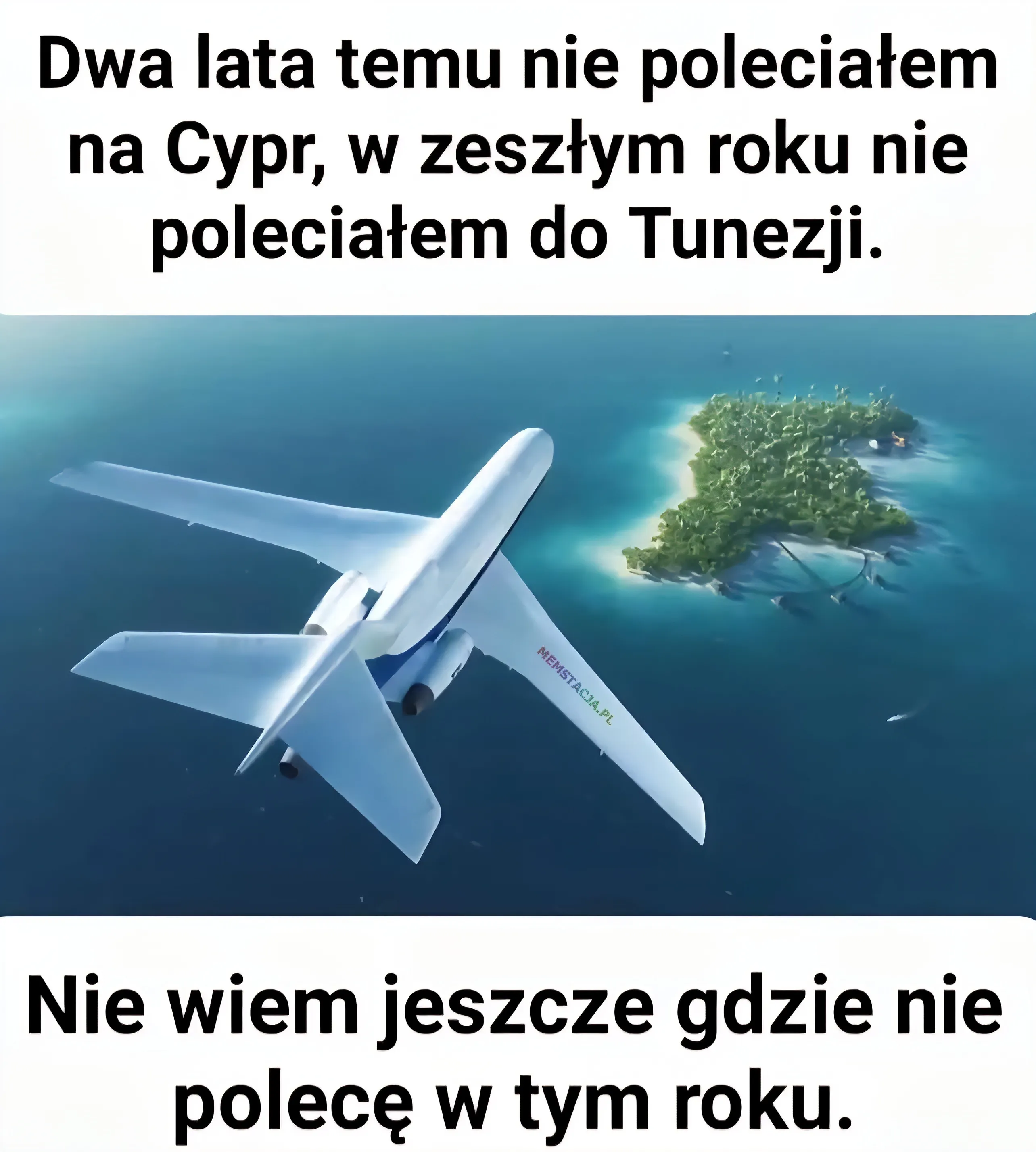 Dwa lata temu nie poleciałem na Cypr, w zeszłym roku nie poleciałem do Tunezji. Nie wiem jeszcze gdzie nie polecę w tym roku: Zdjęcie samolotu i wyspy w tle.