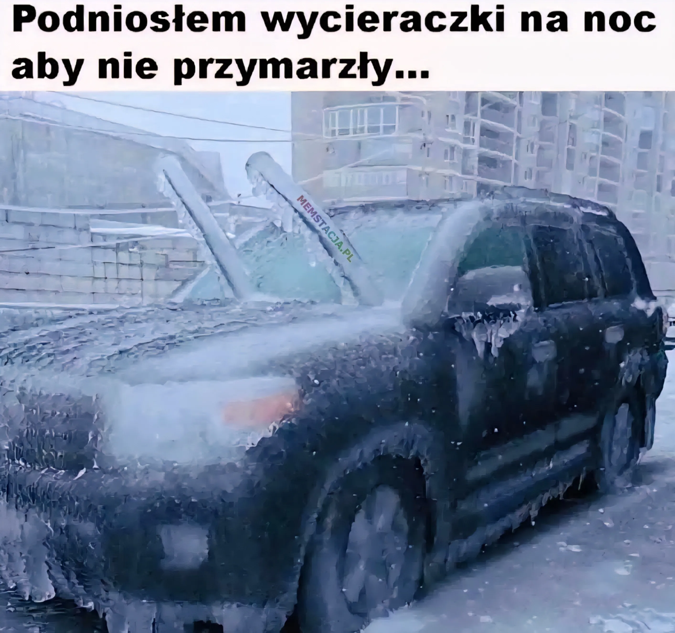 Podniostem wycieraczki na noc aby nie przymarzły... Zdjęcie samochodu całego w lodzie i z podniesionymi wycieraczkami.