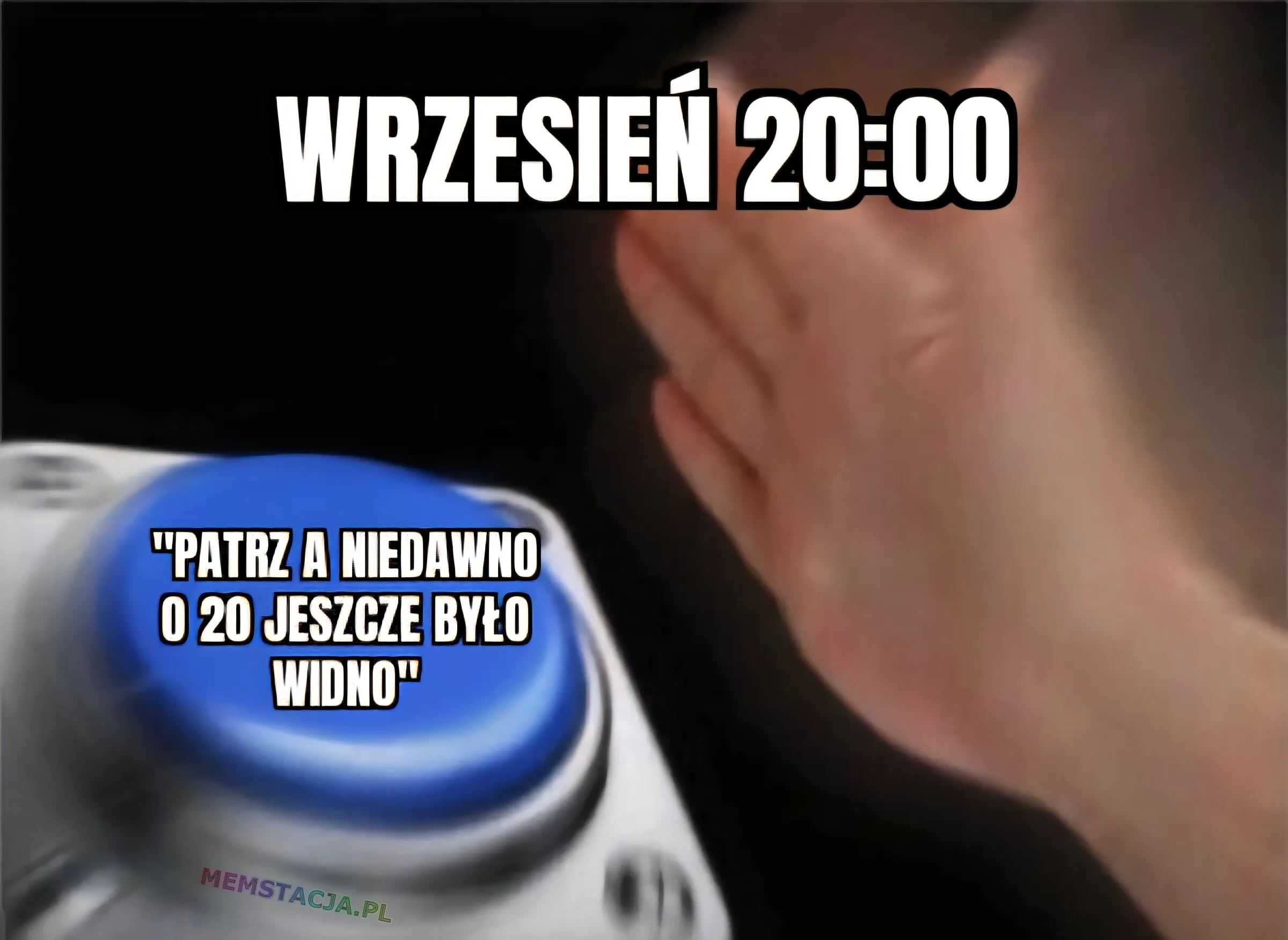 WRZESIEŃ 20:00. Zdjęcie ręki, która energicznie klika w niebieski przycisk z napisem "PATRZ A NIEDAWNO O 20 JESZCZE BYŁO WIDNO"