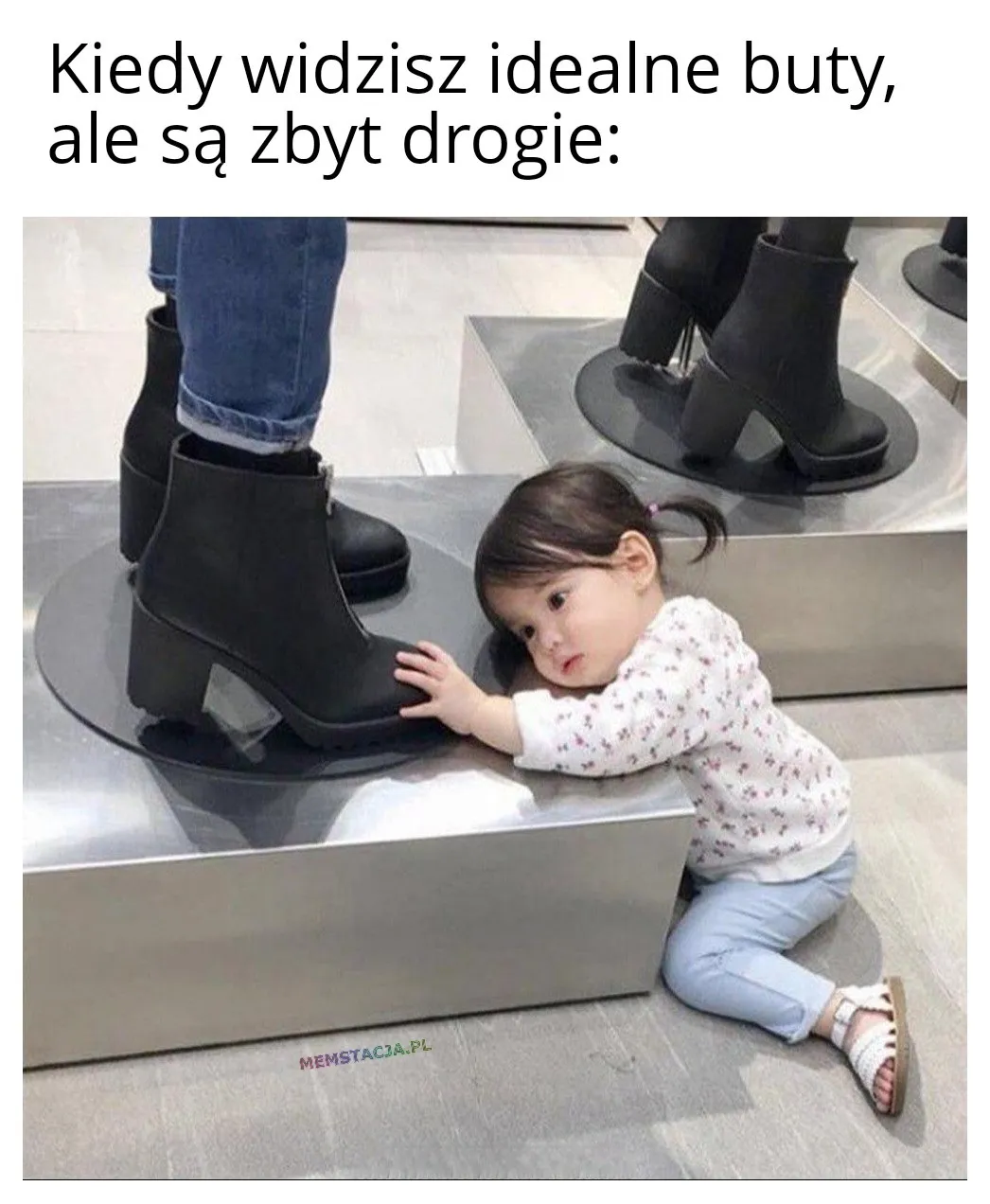 Kiedy widzisz idealne buty, ale są zbyt drogie: Zdjęcie dziewczynki podziwiającej buty na wystawie