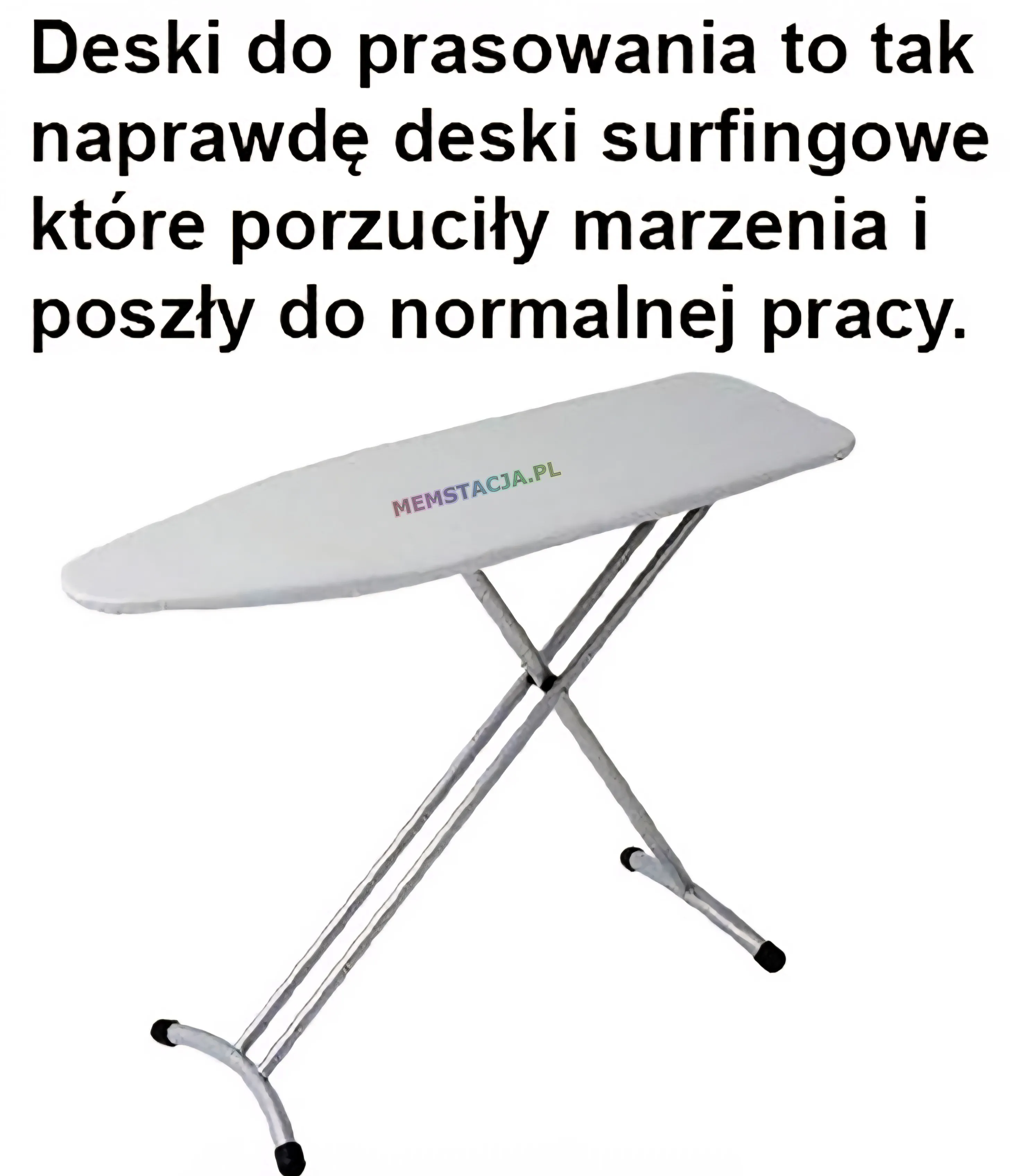 Mem o tytule: Porzucone marzenia 😓 Deski do prasowania to tak naprawdę deski surfingowe które porzuciły marzenia i poszły do normalnej pracy.: Zdjęcie białej deski do prasowania.