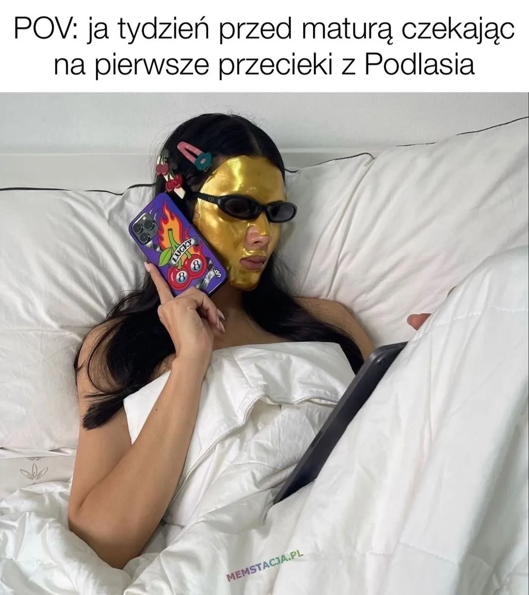 POV: ja tydzień przed maturą czekając na pierwsze przecieki z Podlasia. Zdjęcie dziewczyny siedzącej w łóżku z maseczką i telefonem przy uchu.