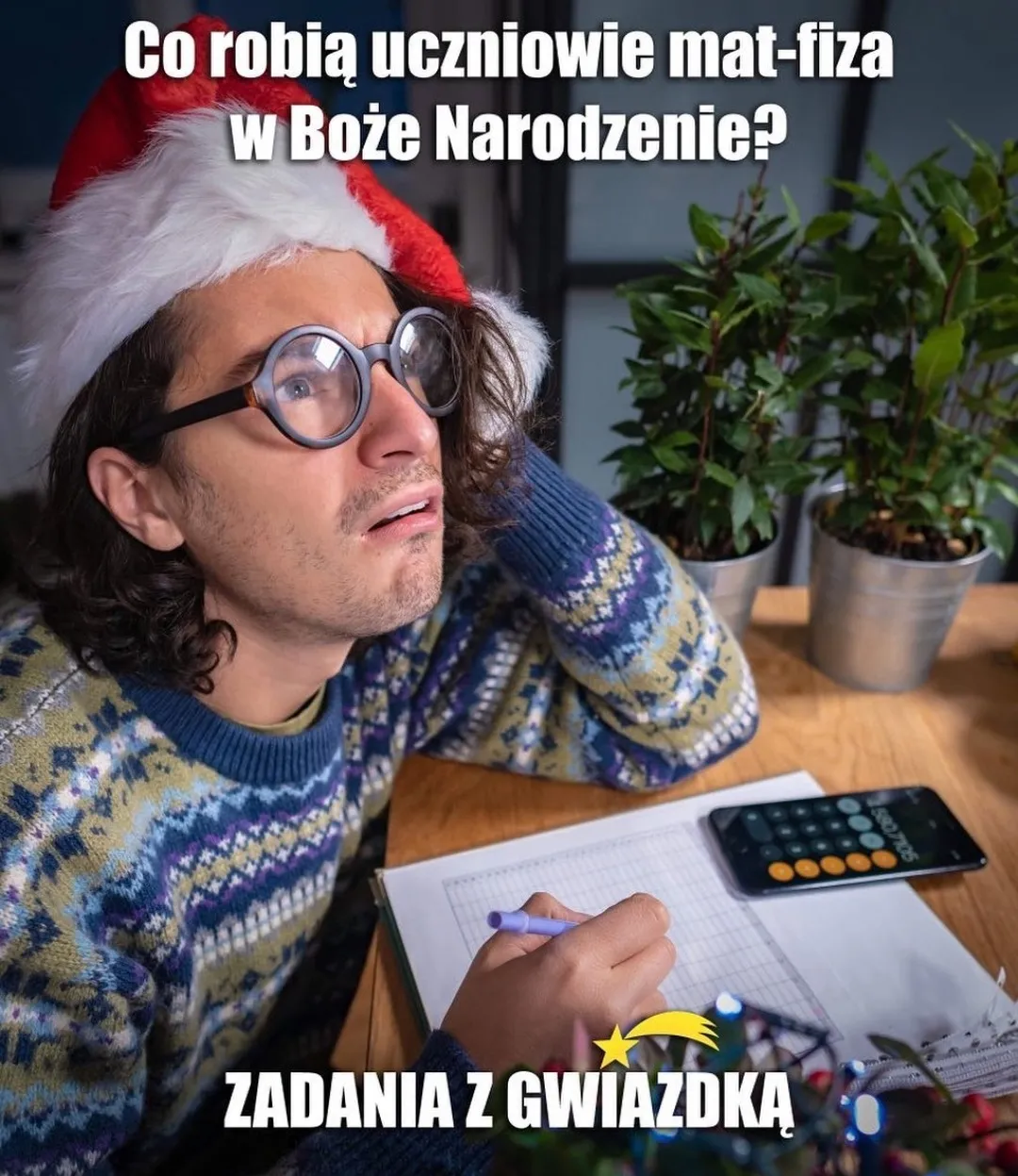 Mem przedstawiający osobę, która wykonuje zadania z matematyki: 'Co robią uczniowie mat-fiza w Boże Narodzenie? Zadania z gwiazdką'
