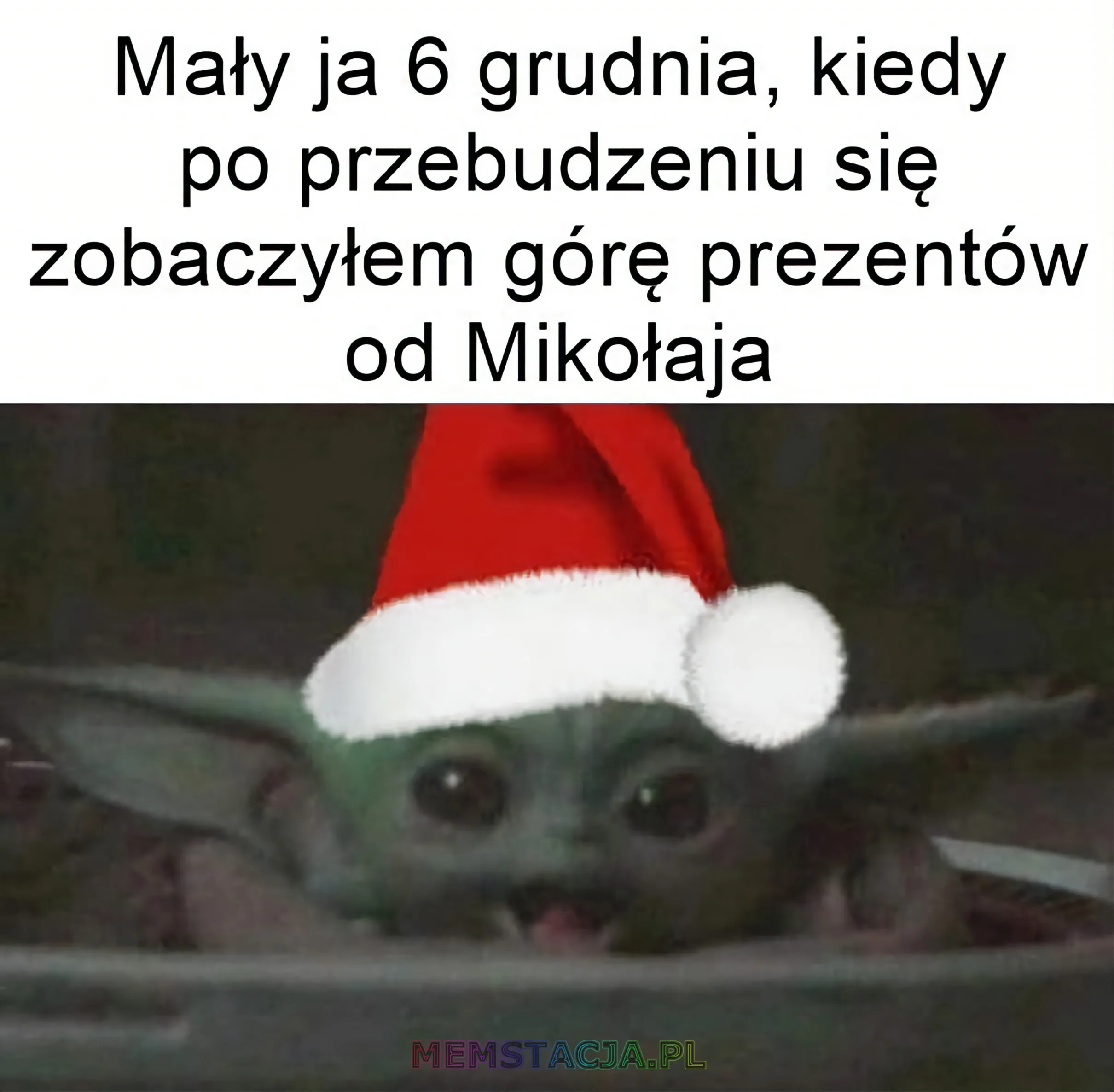 Mem z uśmiechniętą postacią, w czapce Mikołaja: 'Mały ja 6 grudnia, kiedy po przebudzeniu się zobaczyłem górę prezentów od Mikołaja'