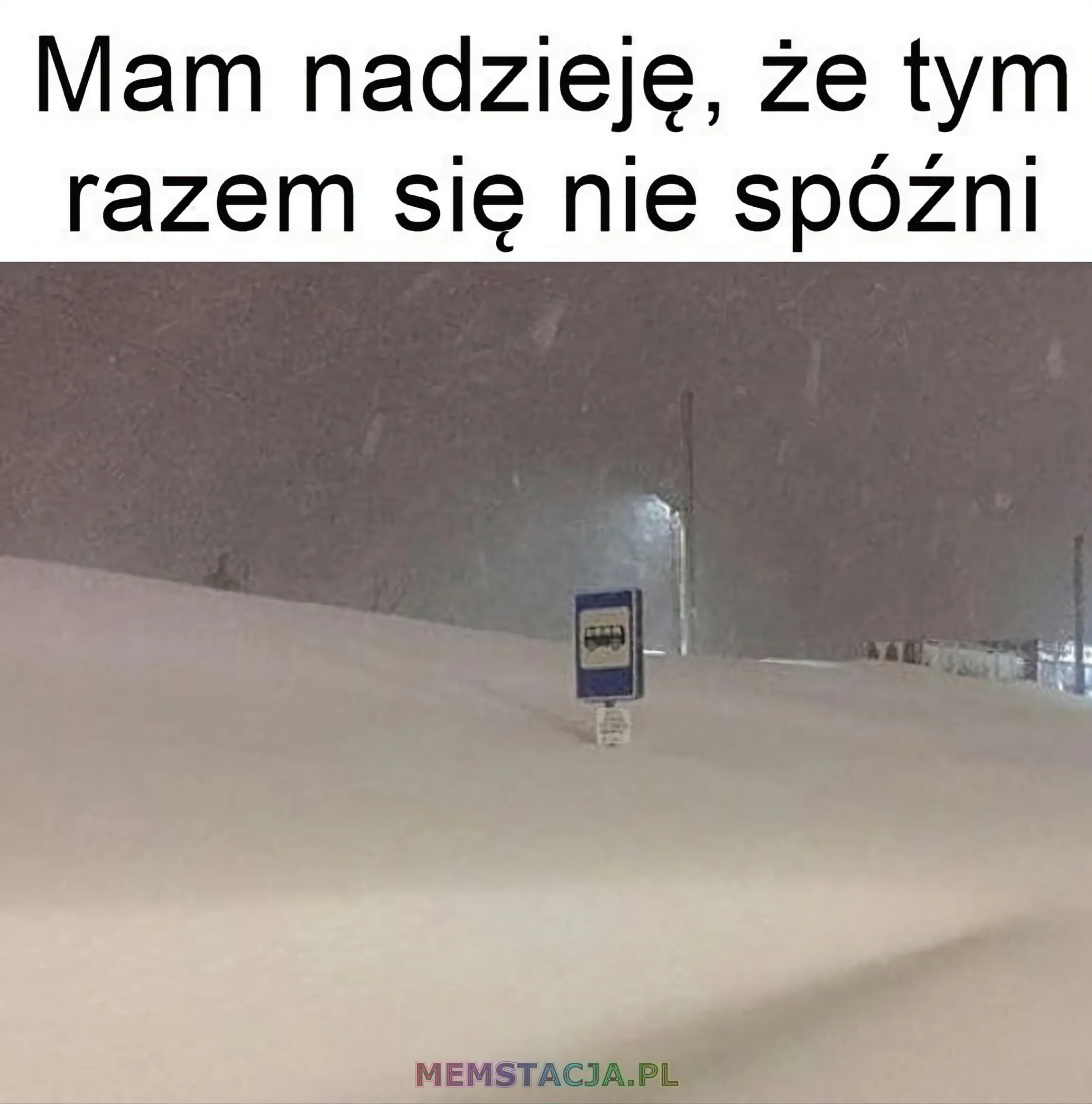 Mem przedstawiający przystanek autobusowy zasypany przez śnieg: 'Mam nadzieję, że tym razem się nie spóźni.'