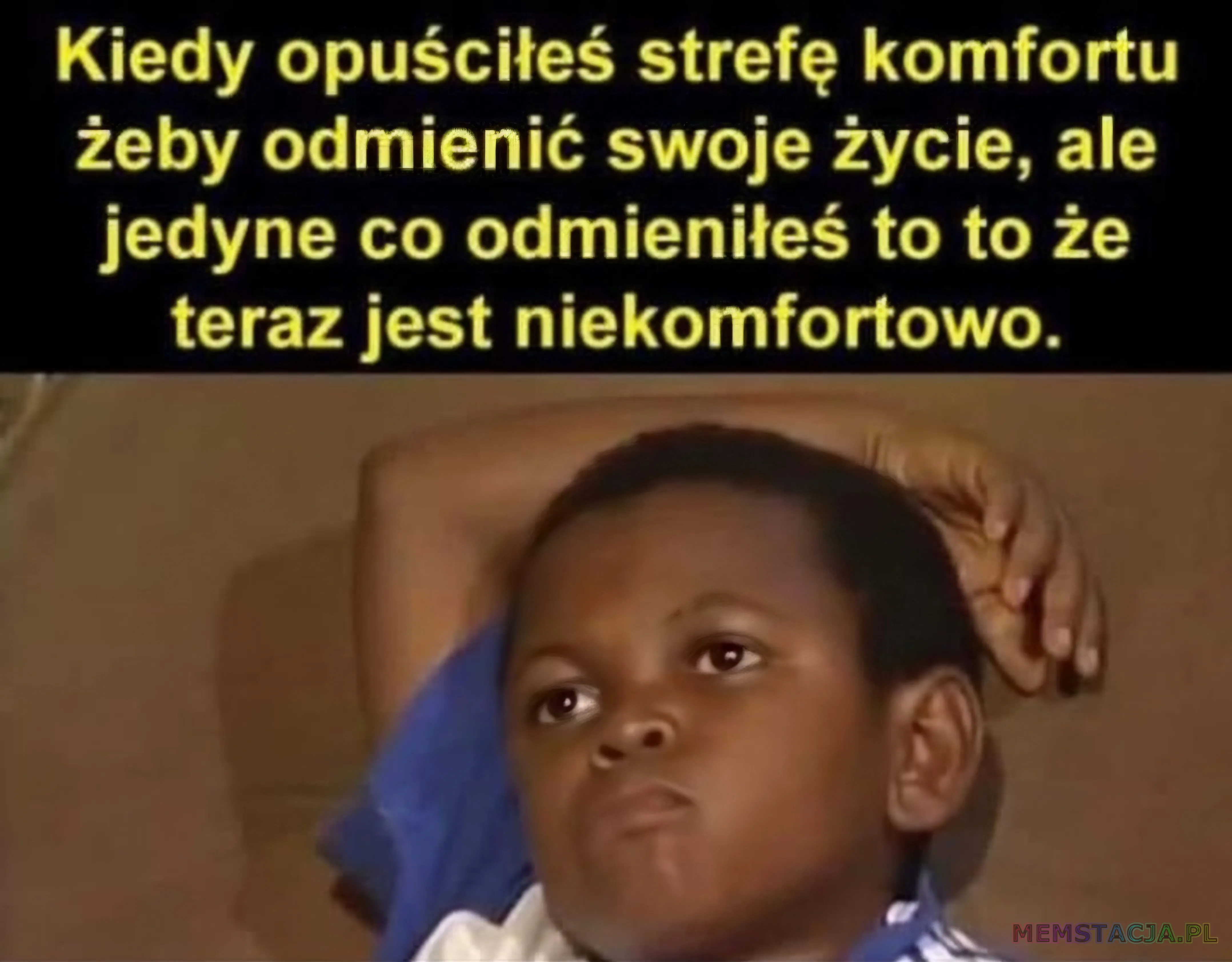 Kiedy opuściłeś strefę komfortu żeby odmienić swoje życie, ale jedyne co odmieniłeś to to że teraz jest niekomfortowo: Zdjęcie siedzącego i niezadowolonego dziecka