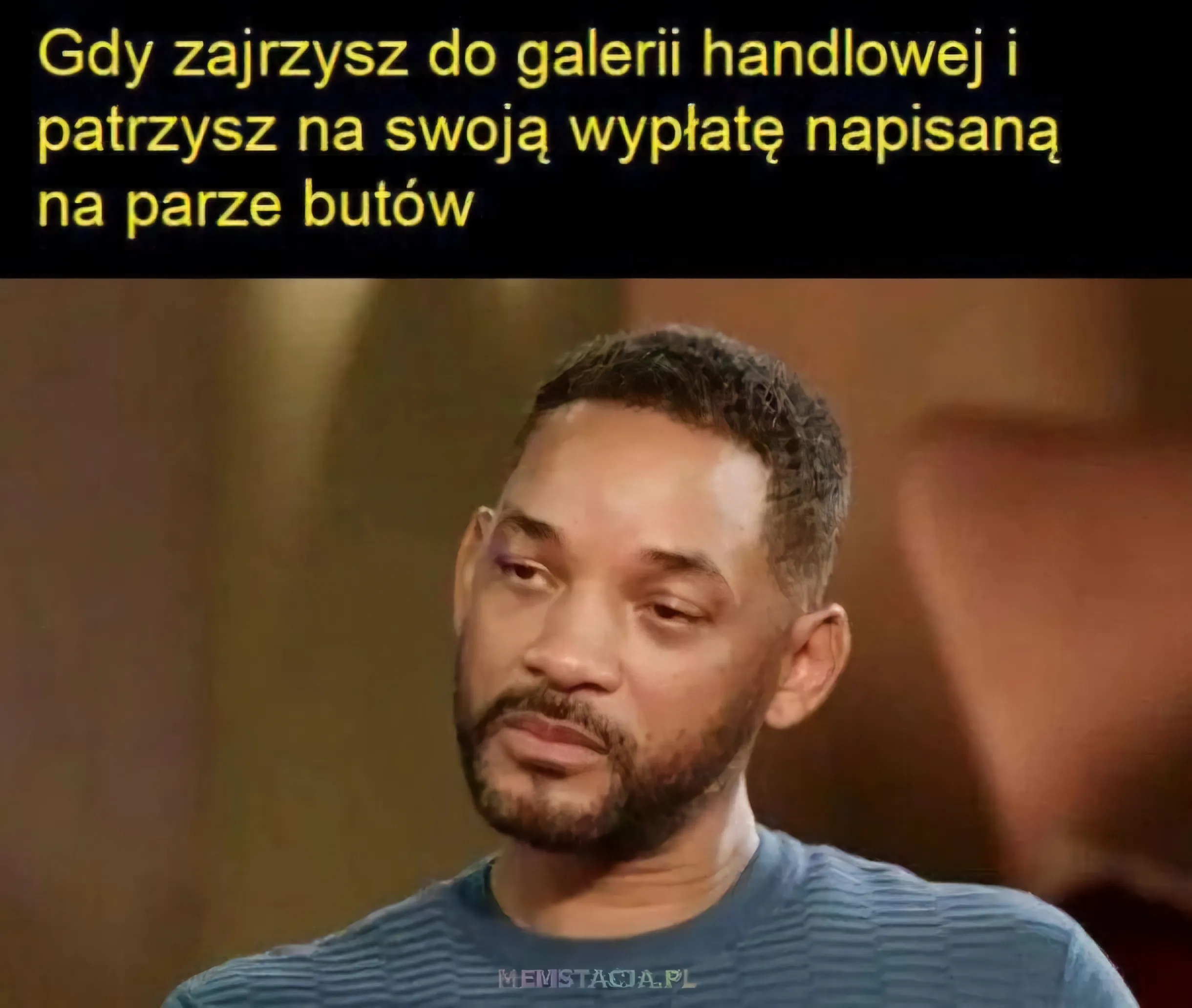 Gdy zajrzysz do galerii handlowej i patrzysz na swoją wypłatę napisaną na parze butów: Zdjęcie zniesmaczonego mężczyzny