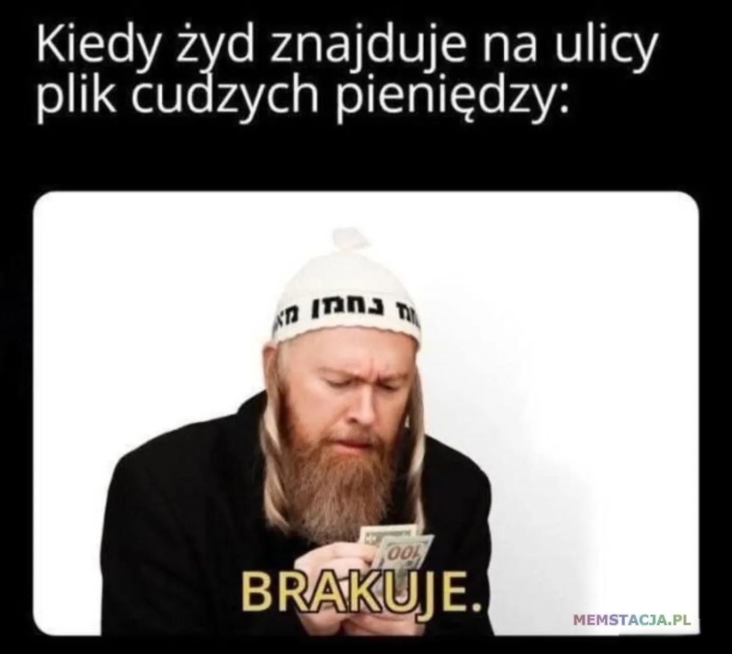 Mem o tytule: Kiedy znajdziesz pieniądze na ulicy 😏 Kiedy żyd znajduje na ulicy plik cudzych pieniędzy: Mężczyzna liczący pieniądze i mówiący: "BRAKUJE"