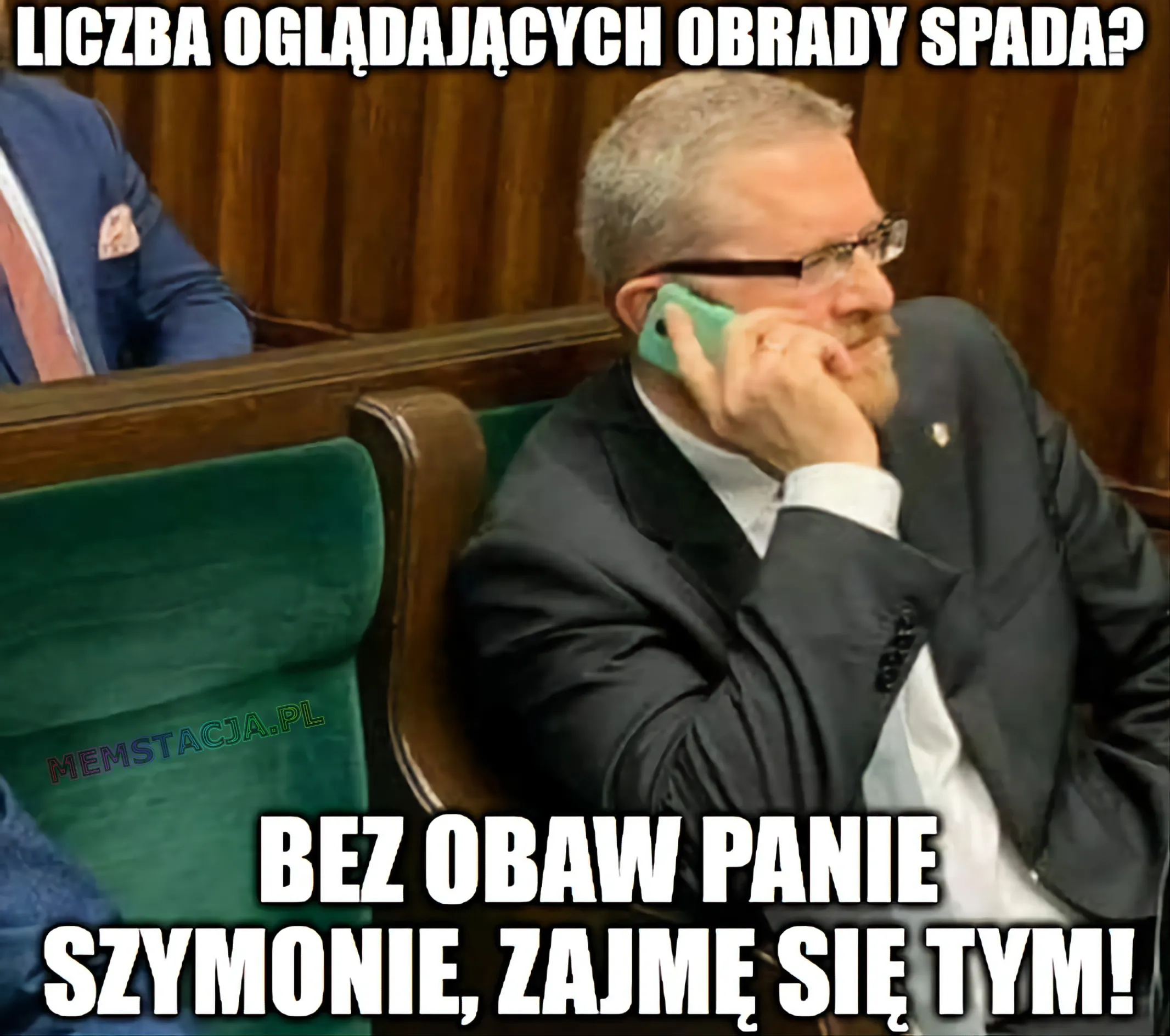 Mem przedstawiający Posła Grzegorza Brauna rozmawiającego przed telefon z Marszałkiem Hołownią: 'Liczba oglądających spada? Bez obaw Panie Szymonie, zajmę się tym!'