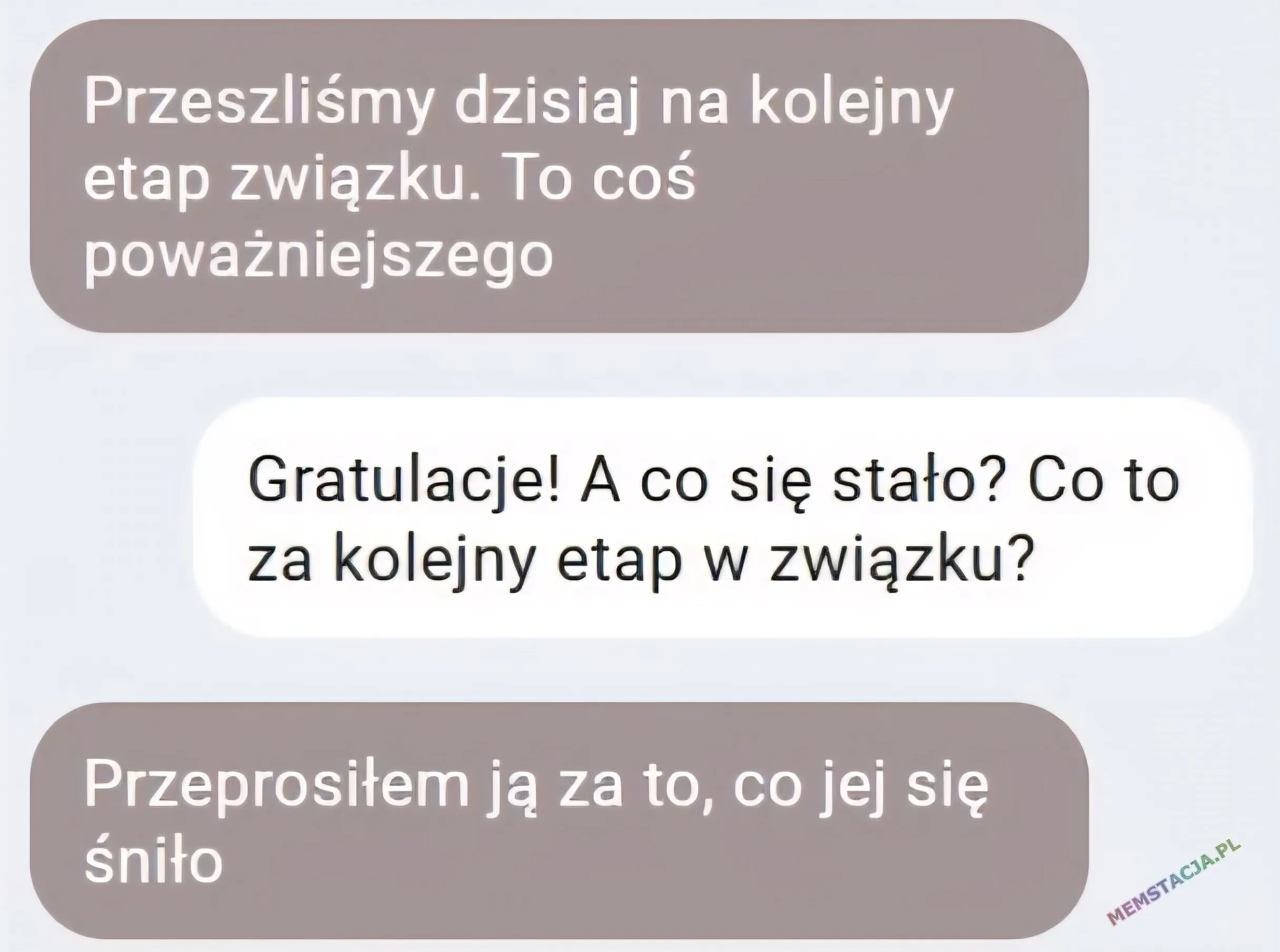 Zrzut ekranu z rozmowy SMS. Pierwsza wiadomość: "Przeszliśmy dzisiaj na kolejny etap związku. To coś poważniejszego". Druga wiadomość: "Gratulacje! A co się stało? Co to za kolejny etap w związku?". Trzecia wiadomość: "Przeprosiłem ją za to, co jej się śniło".