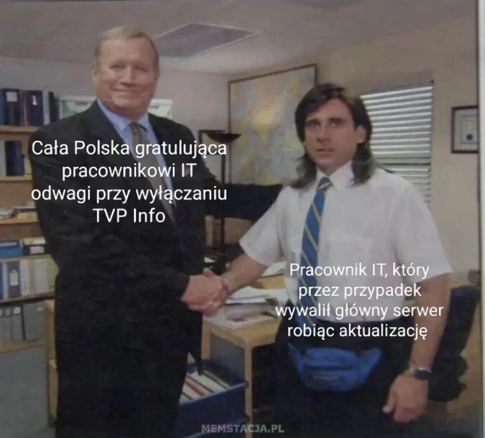 Mem przedstawiająca dwie postacie, gdzie jedna drugiej gratuluje: 'Cała Polska gratulująca IT odwagi przy wyłączaniu TVP Info'