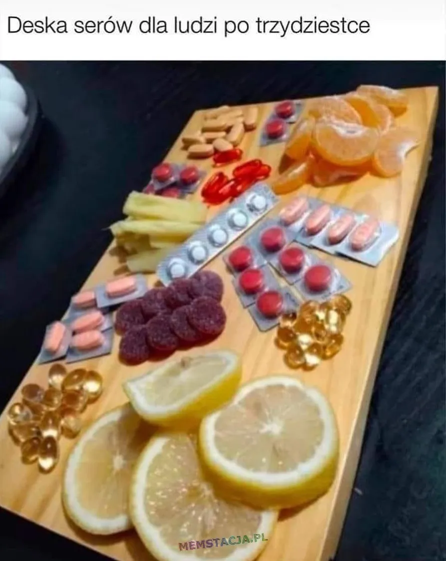 Mem przedstawiający deskę w owocami i suplmenetami diety: 'Deska serów dla ludzi po trzydziestce'