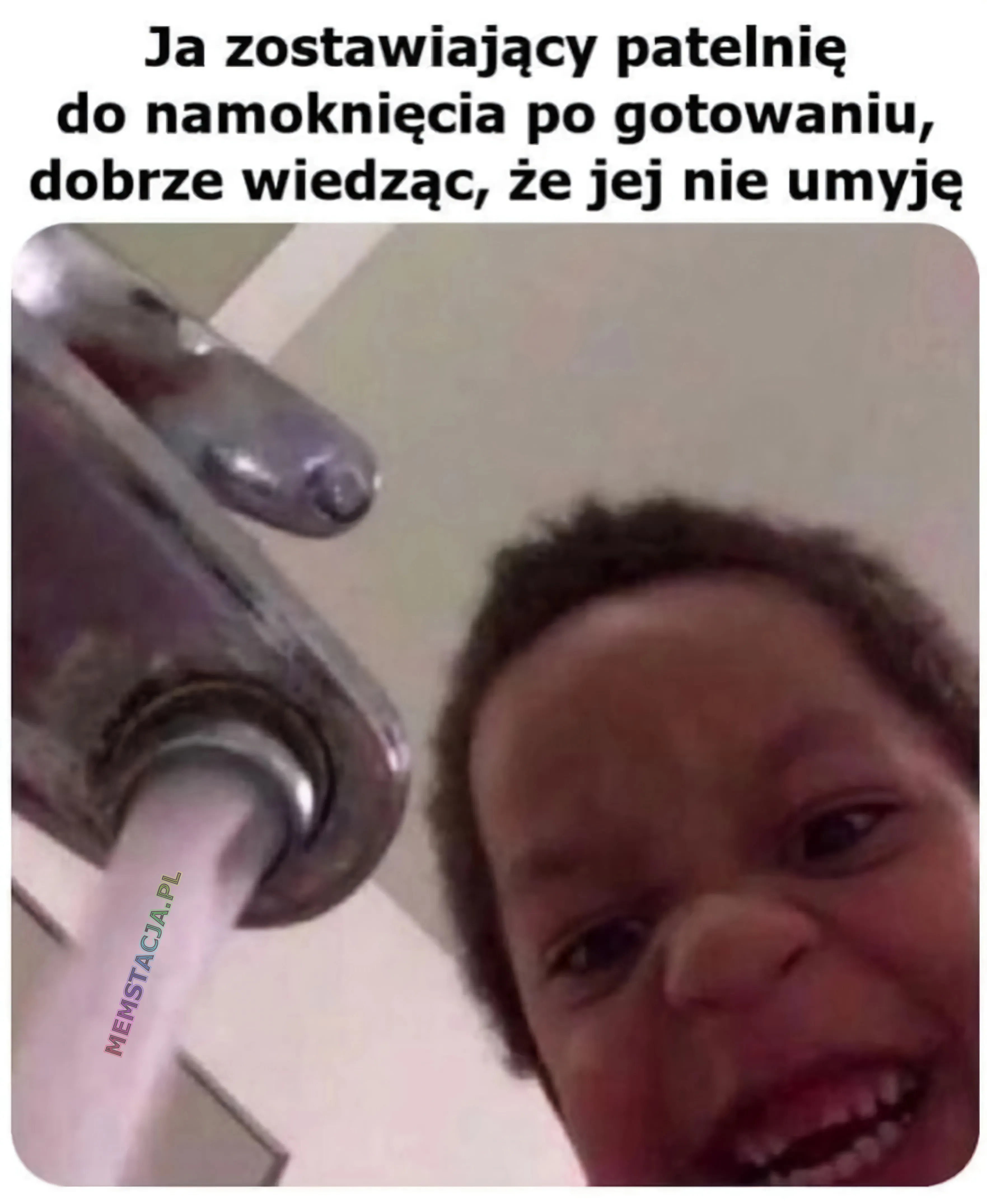 Zdjęcie przedstawiające mema, na którym uśmiechnięte dziecko leje wodę: 'Ja zostawiający patelnię do namoknięcia po gotowaniu, dobrze wiedząc, że jej nie umyję'