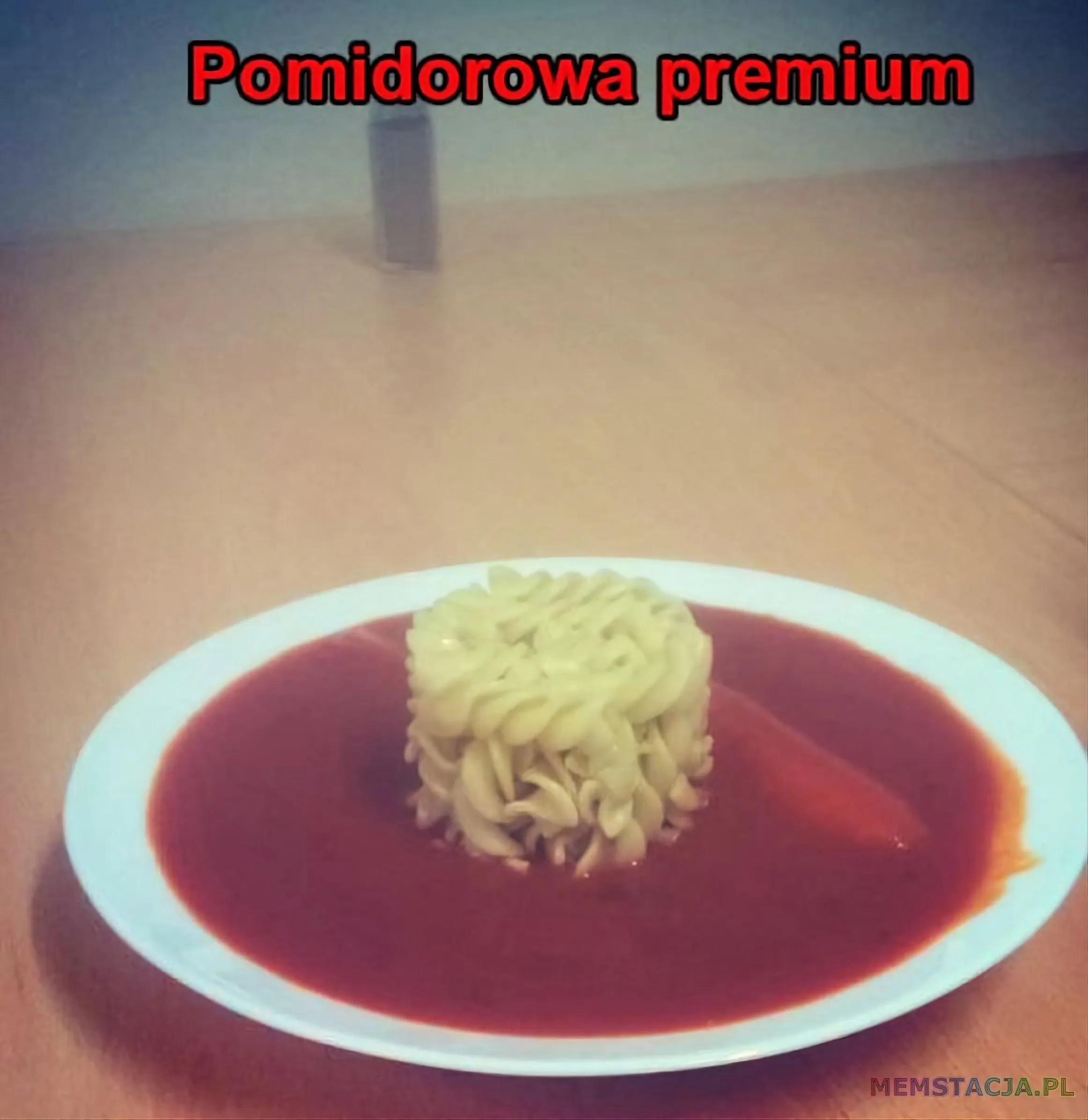 Mem przedstawiający zupę pomidorową podaną jakby była pomidorową premium.