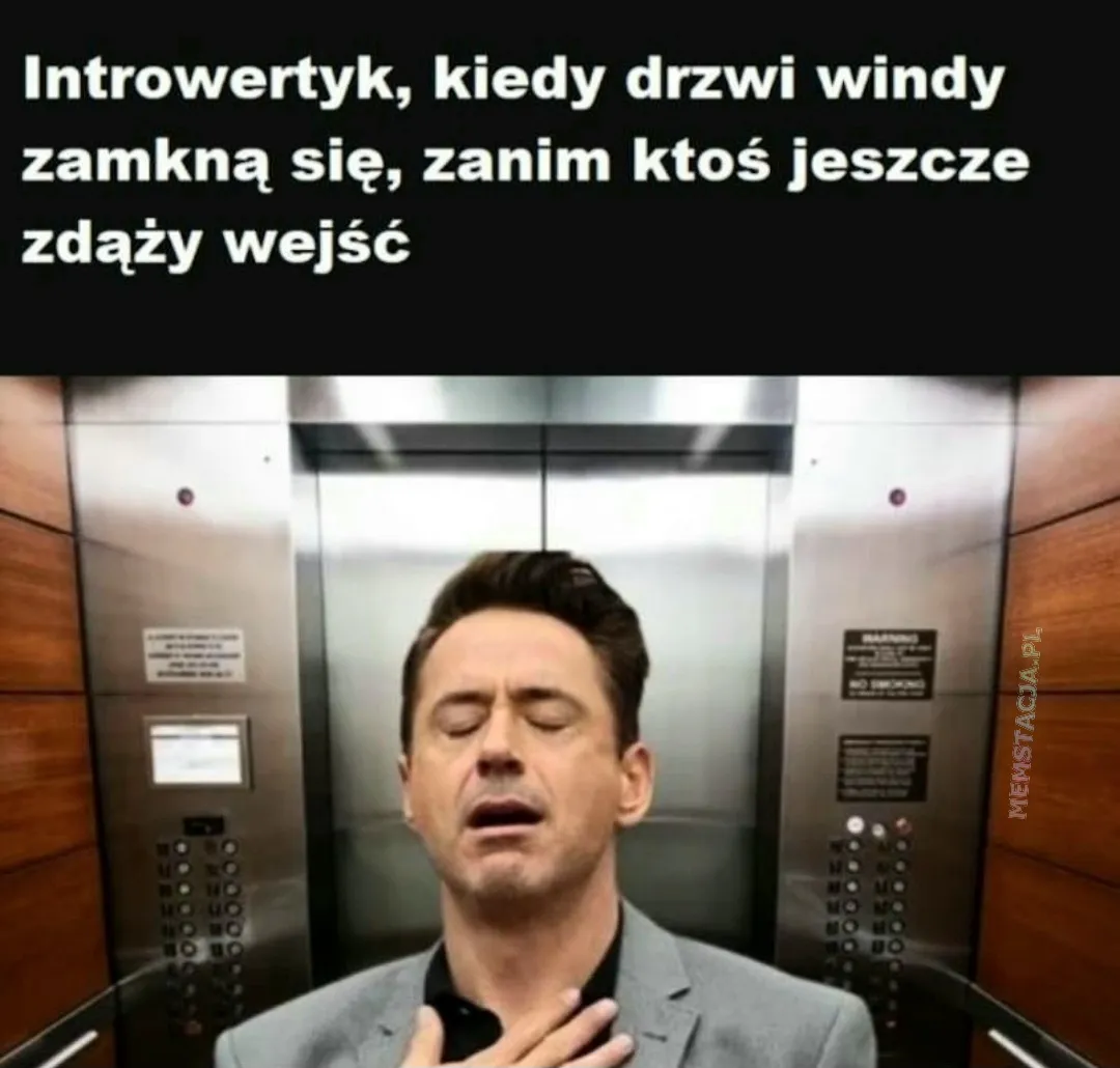 Mem przedstawiający postać w windzie, która czuje ulgę: 'Introwertyk, kiedy drzwi windy zamykają się, zanim ktoś jeszcze zdąży wejść'