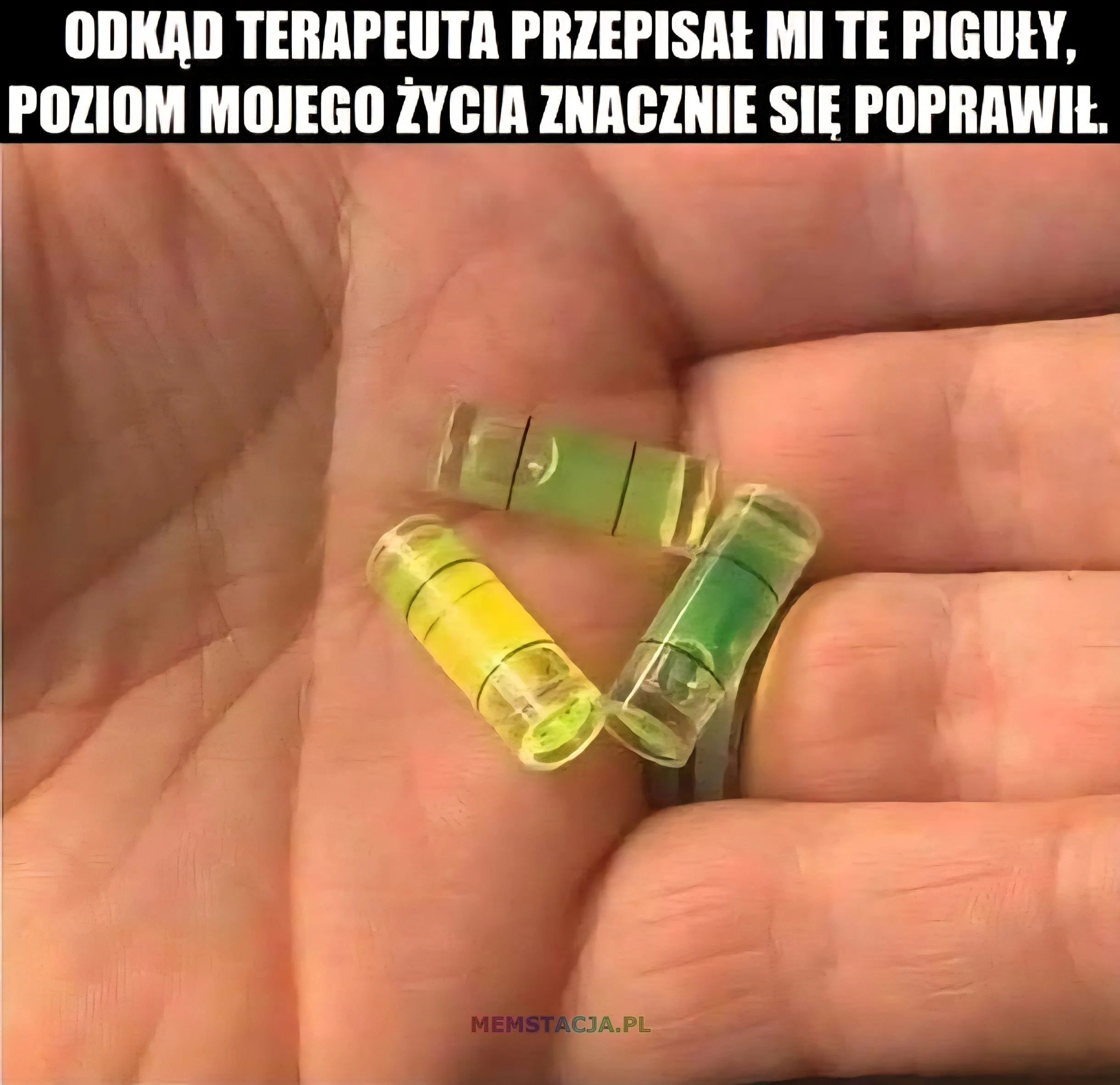 Mem o tytule: Nowy poziom 偶ycia? Jest na to recepta! 馃 M臋偶czyzna trzyma w d艂oni trzy ma艂e poziomice. Napis na g贸rze mema brzmi: "Odk膮d terapeuta przepisa艂 mi te pigu艂y, poziom mojego 偶ycia znacznie si臋 poprawi艂."