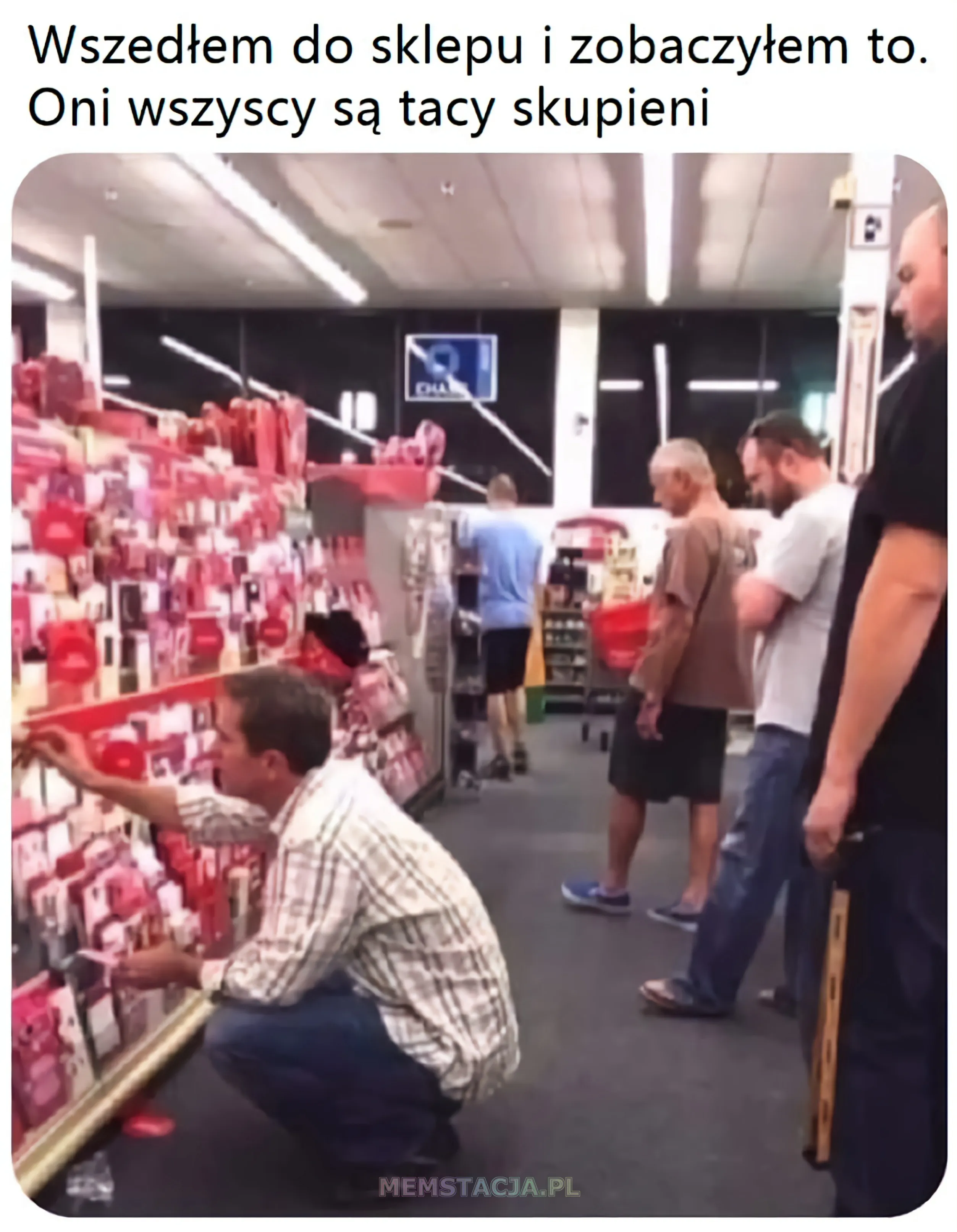 Zdjęcie z mężczyznami, patrzącymi na półki z gadżetami: 'Wszedłem do sklepu i zobaczyłem to. Oni wszyscy są tacy skupieni'