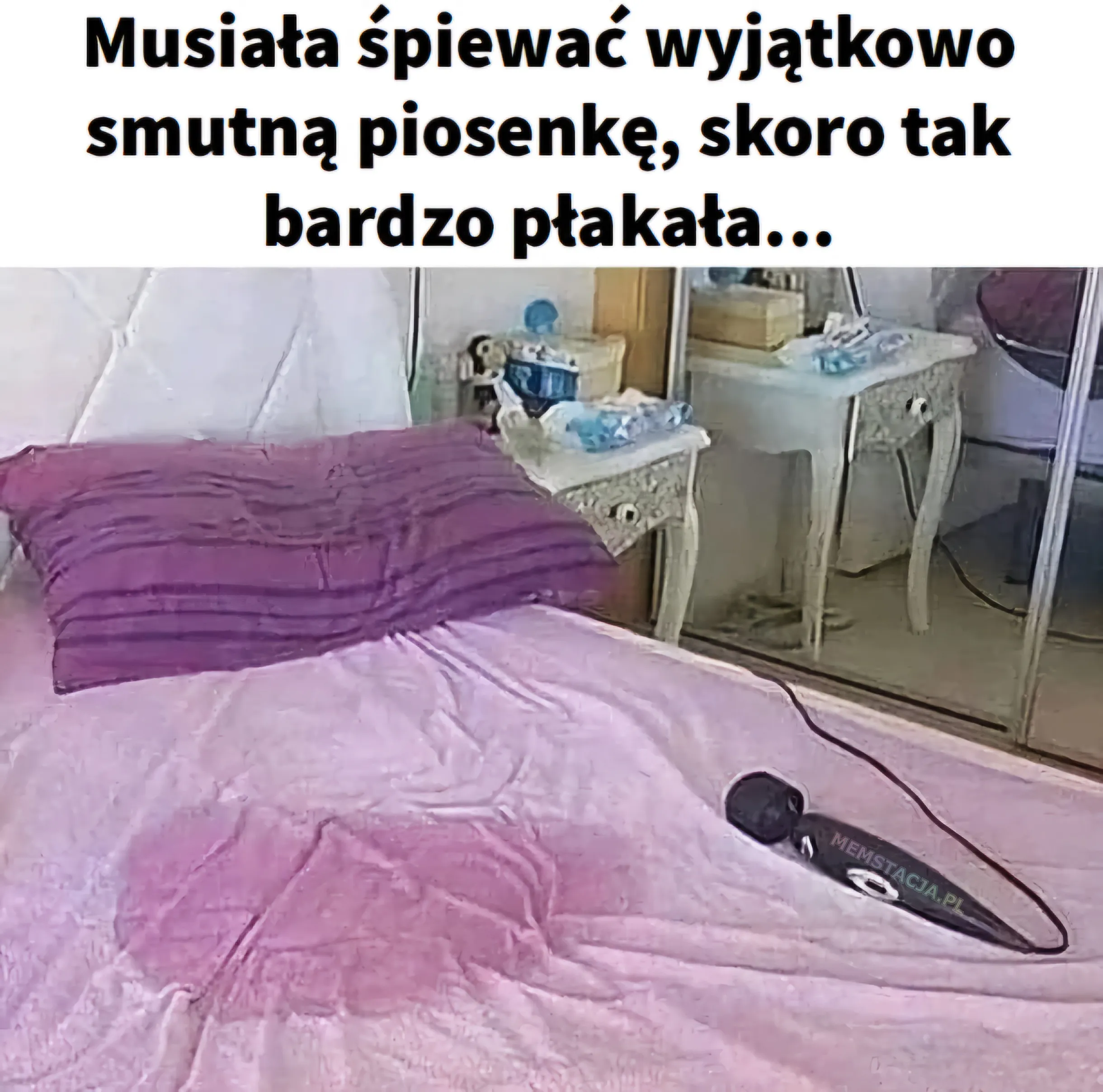 Musiała śpiewać wyjątkowo smutną piosenkę, skoro tak bardzo płakała...: Zdjęcie łóżka z mokrą pościelą i przedmiotem przypominającym mikrofon