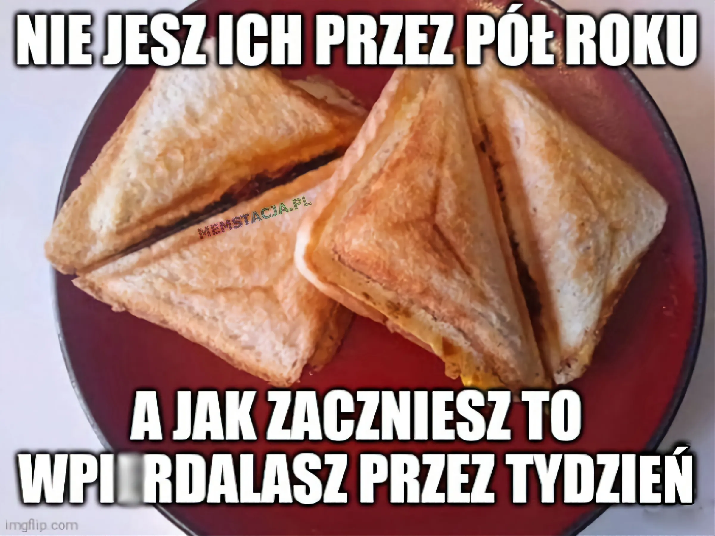 Mem przedstawiający tosty na talerzu: 'Nie jesz ich przez pół roku, a jak zaczniesz to wpi*rdalasz przez tydzień'