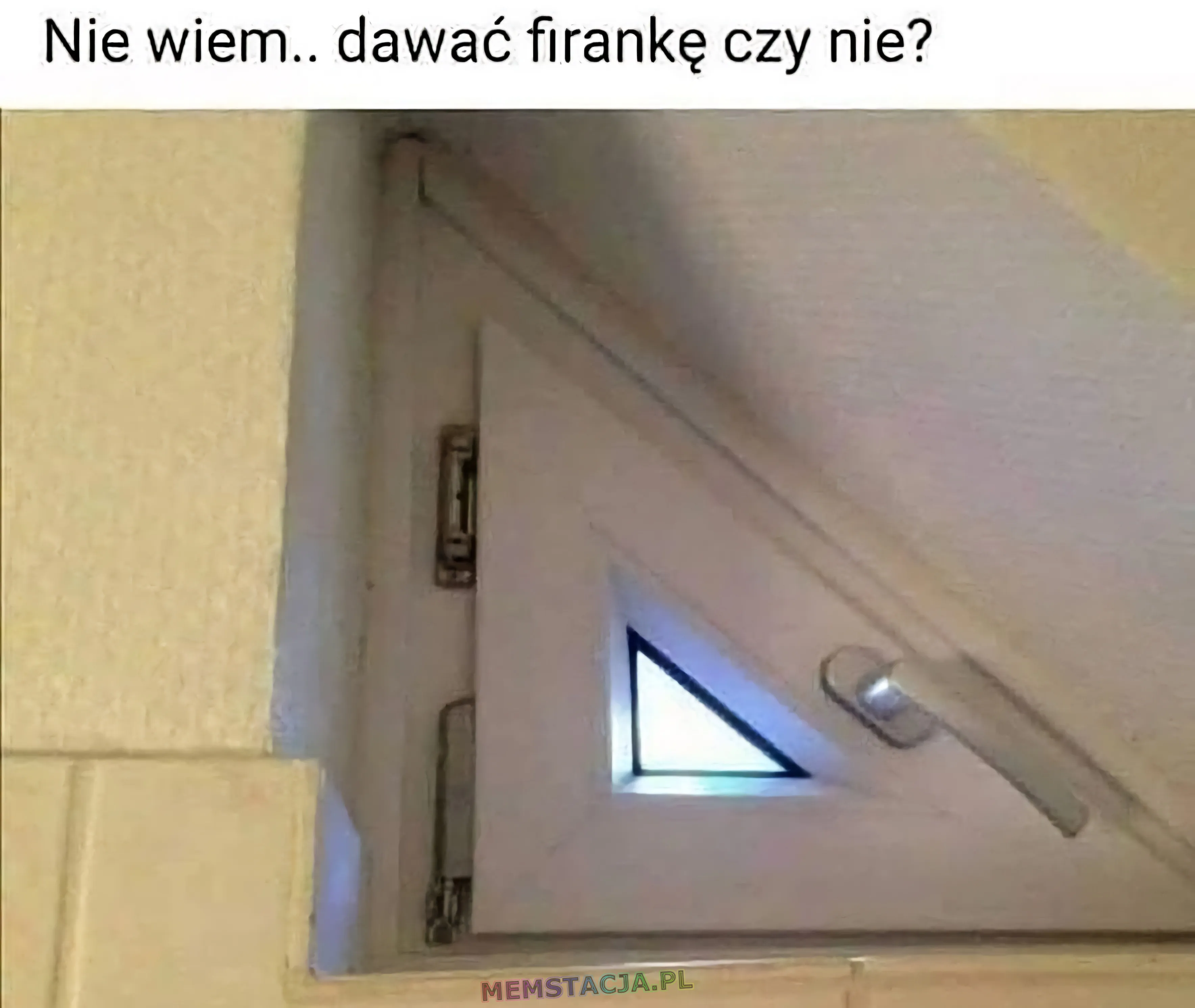 Nie wiem .. dawać firankę czy nie? Zdjęcie małego trójkątnego okna.