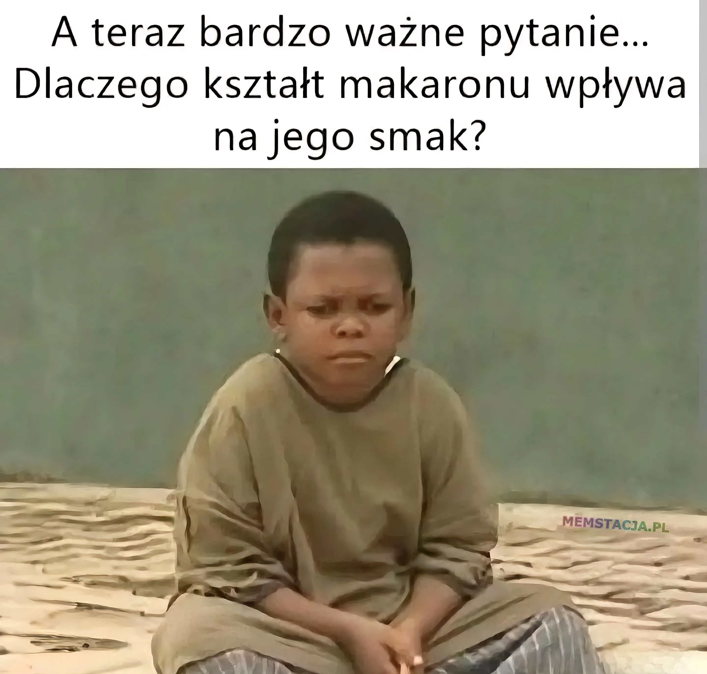 Zamyślony chłopak siedzący na murku: "A teraz bardzo wazne pytanie. ... Dlaczego ksztalt makaronu wpływa na jego smak?"