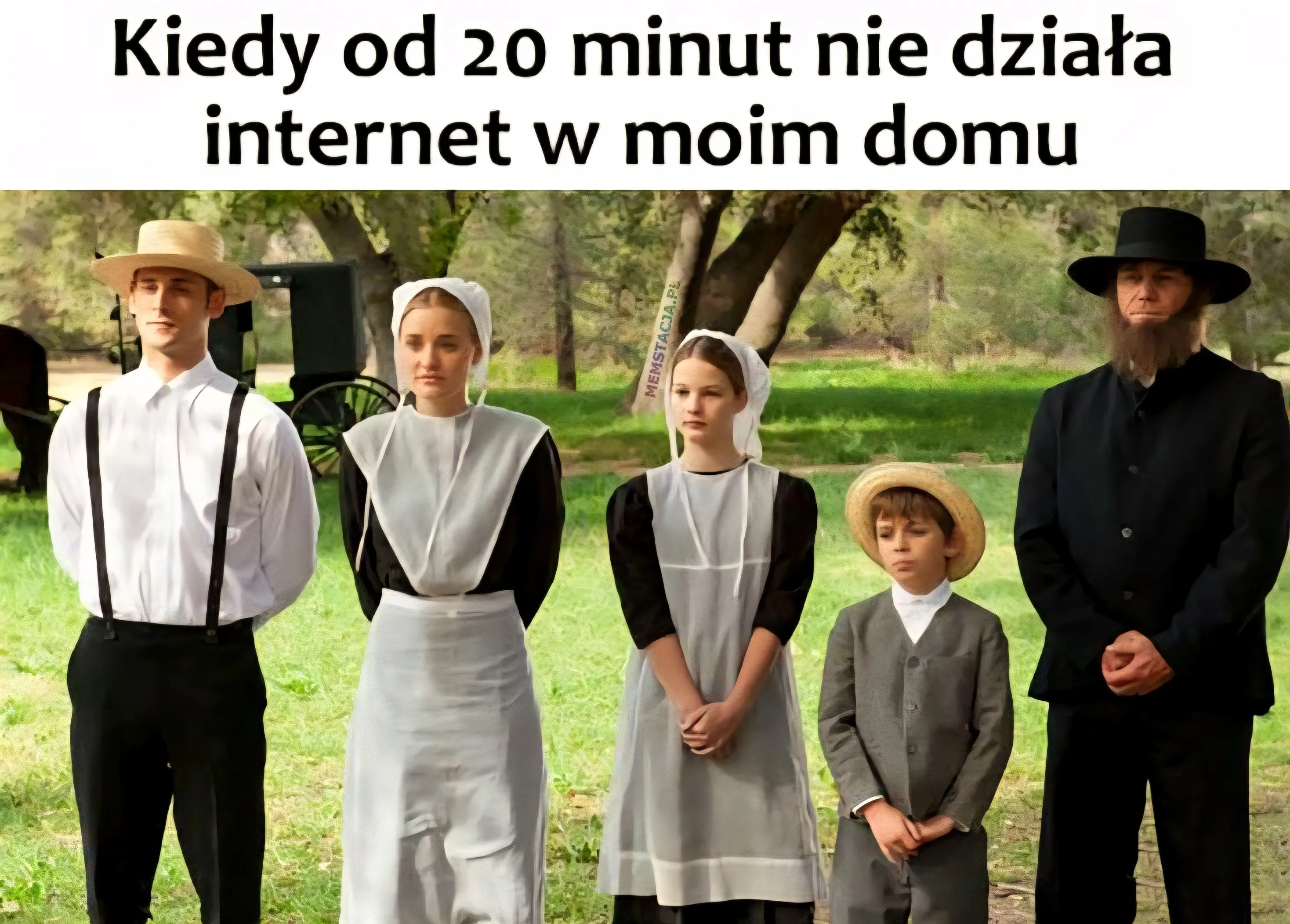 Mem o tytule: Gdy tylko Internet przestanie działać 🫣 Grupa czterech osób w tradycyjnych strojach, przypominających społeczność Amiszów, stoi na tle zielonego krajobrazu. Mężczyzna w słomkowym kapeluszu, dwie kobiety w czepkach, chłopiec w garniturze i starszy mężczyzna z brodą. Na górze widnieje napis: „Kiedy od 20 minut nie działa internet w moim domu”.