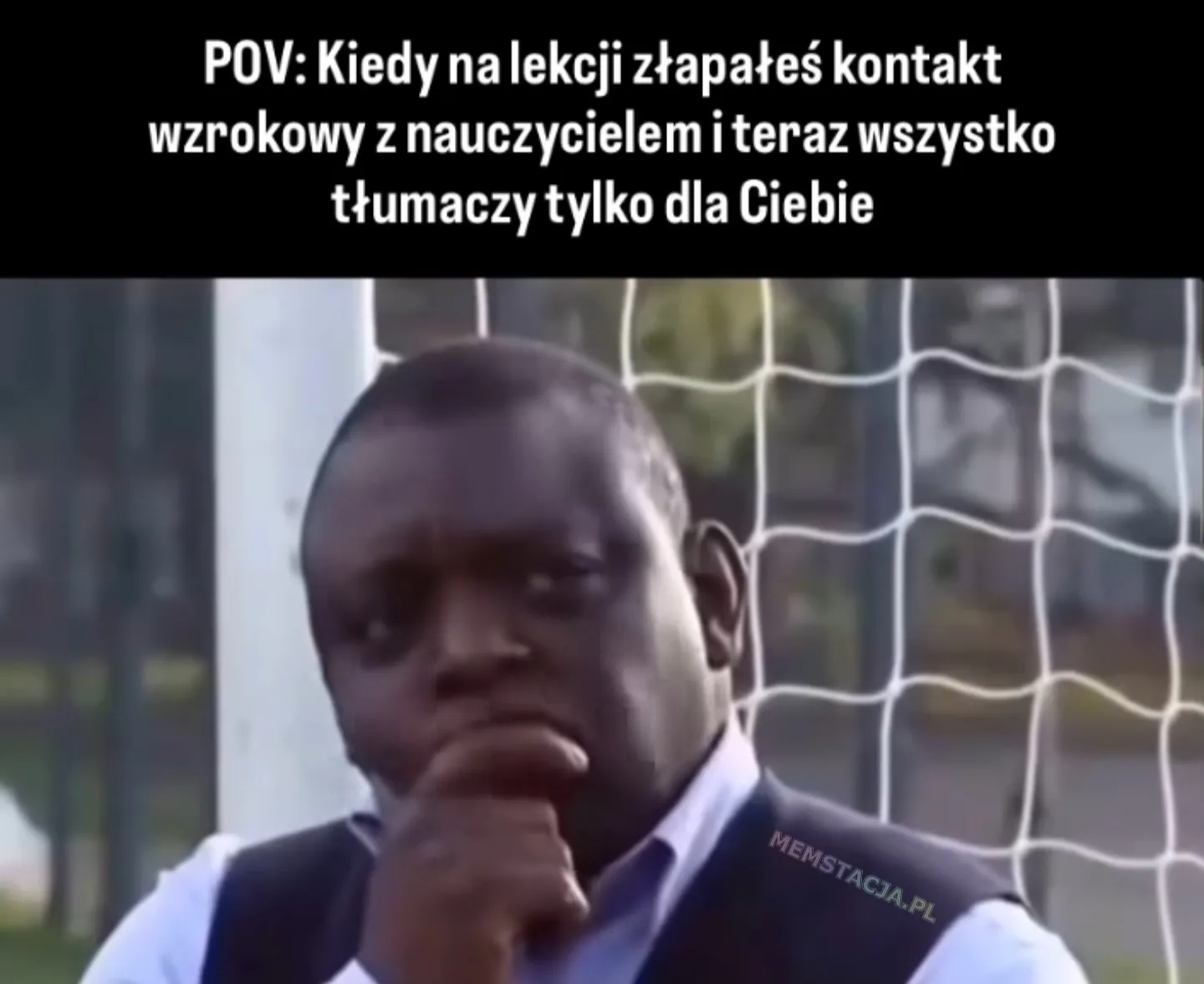 Mem o tytule: Kiedy z艂apiesz kontakt wzrokowy z nauczycielem 馃 POV: Kiedy na lekcji z艂apa艂e艣 kontakt wzrokowy z nauczycielem i teraz wszystko t艂umaczy tylko dla Ciebie: Zdj臋cie m臋偶czyzny, kt贸ry patrzy w pe艂nym skupieniu.