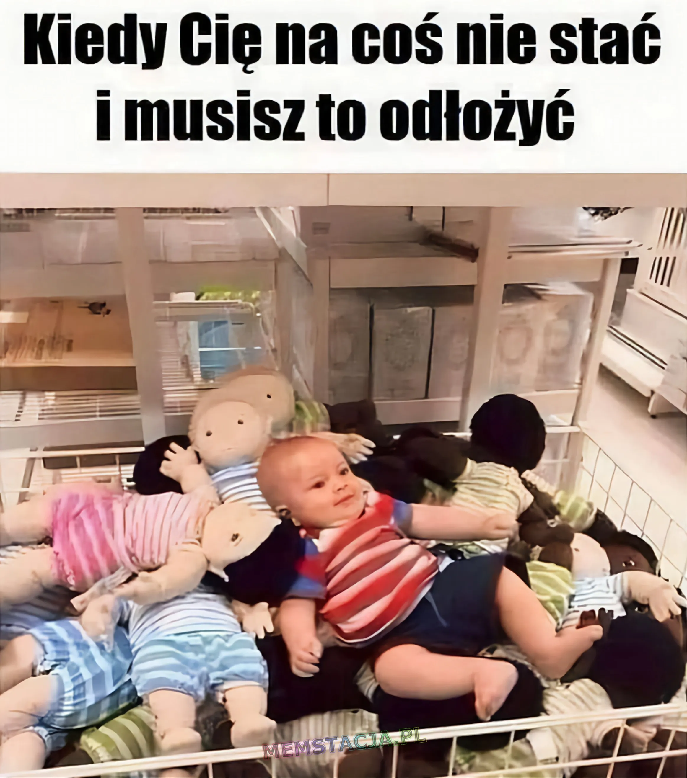 Mem ze zdjęciem dziecka, które zostało położone w dużym koszu z zabawkami: 'Kiedy Cię na coś nie stać i musisz to odłożyć'