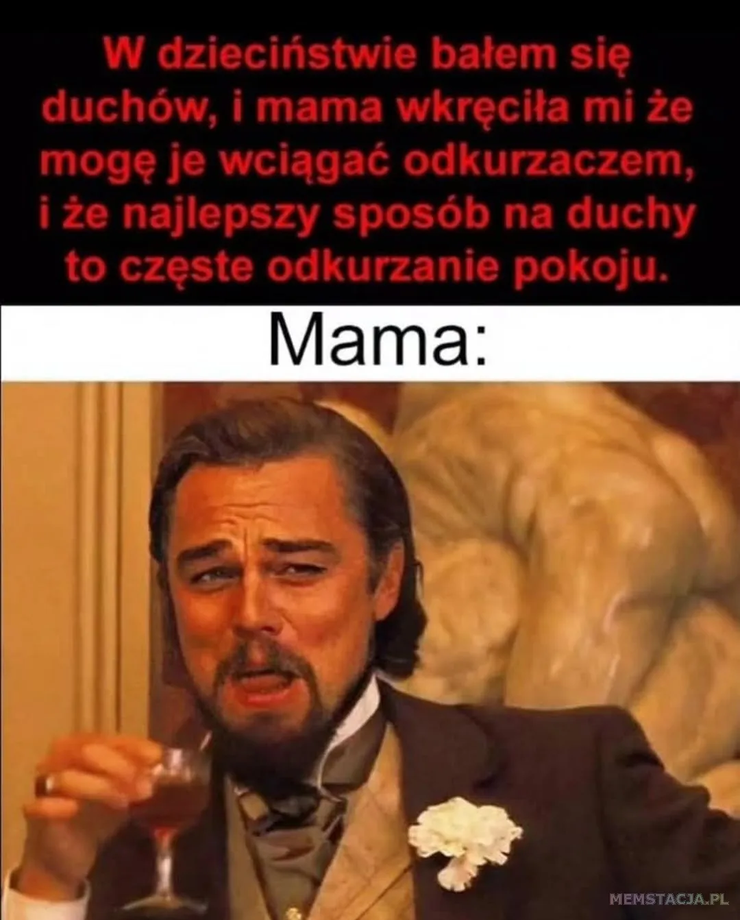 Mem o tytule: Mama – mistrzyni psychologii dziecięcej 🤯 Obrazek zawiera żart o dziecku, któremu mama wmówiła, że duchy można wciągać odkurzaczem. Na dole widnieje mem z aktorem śmiejącym się triumfalnie – symbol sukcesu maminych sztuczek wychowawczych.