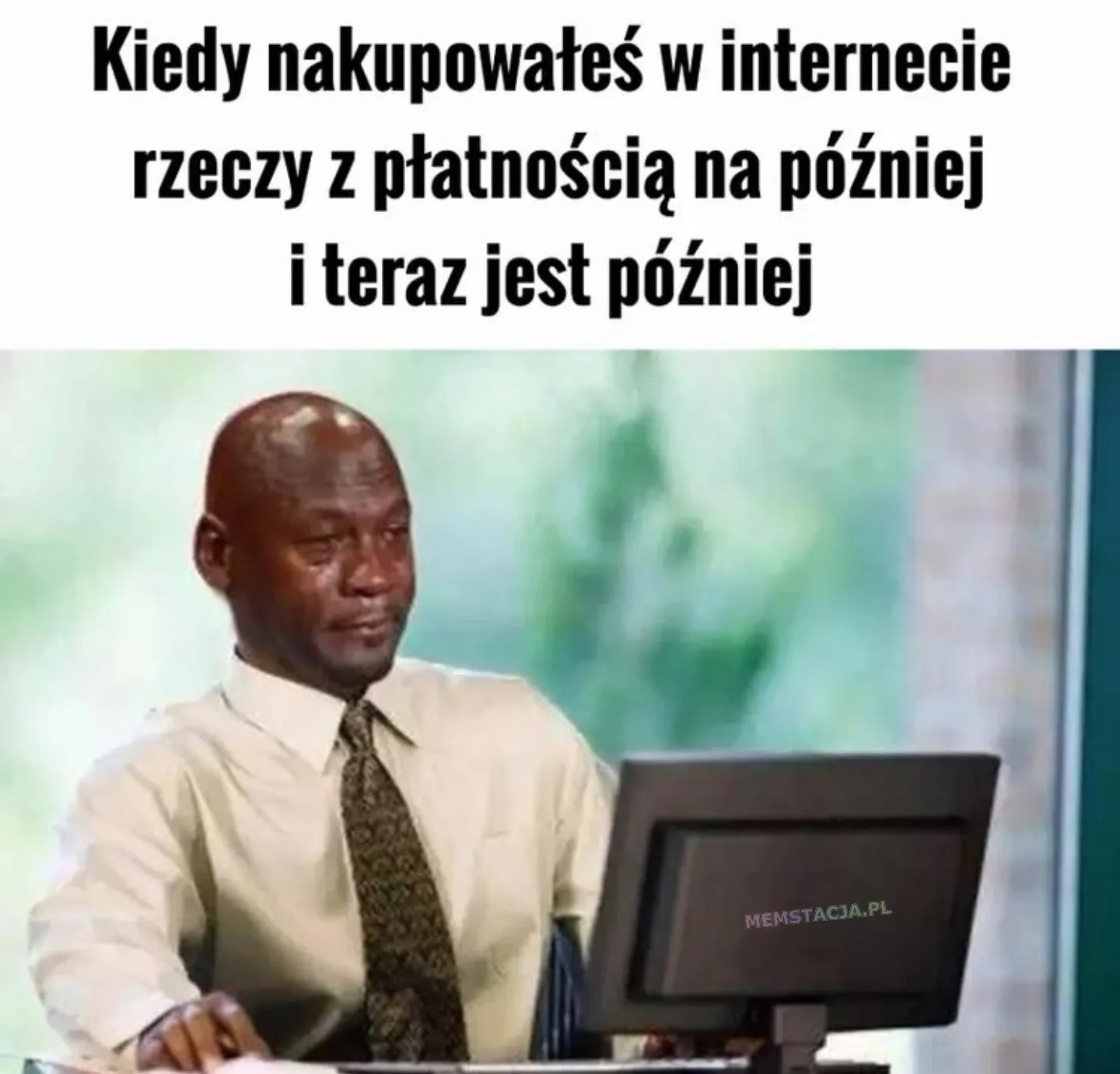 Kiedy nakupowałeś w internecie rzeczy z płatnością na później i teraz jest później. Zdjęcie płaczącego mężczyzny przed ekranem komputera.